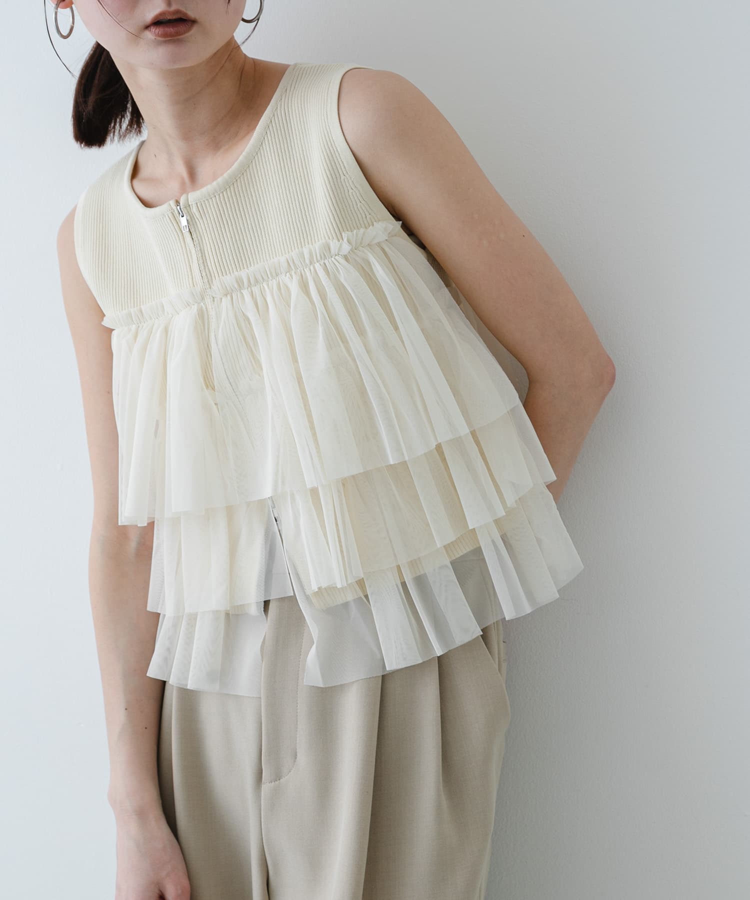 『洗濯可』ダブルジップフリルニットトップ