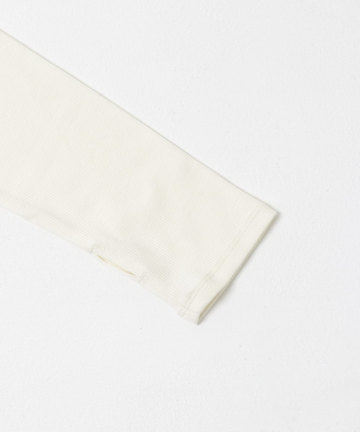 アシンメトリーリブコンパクトトップ OFF WHITE one