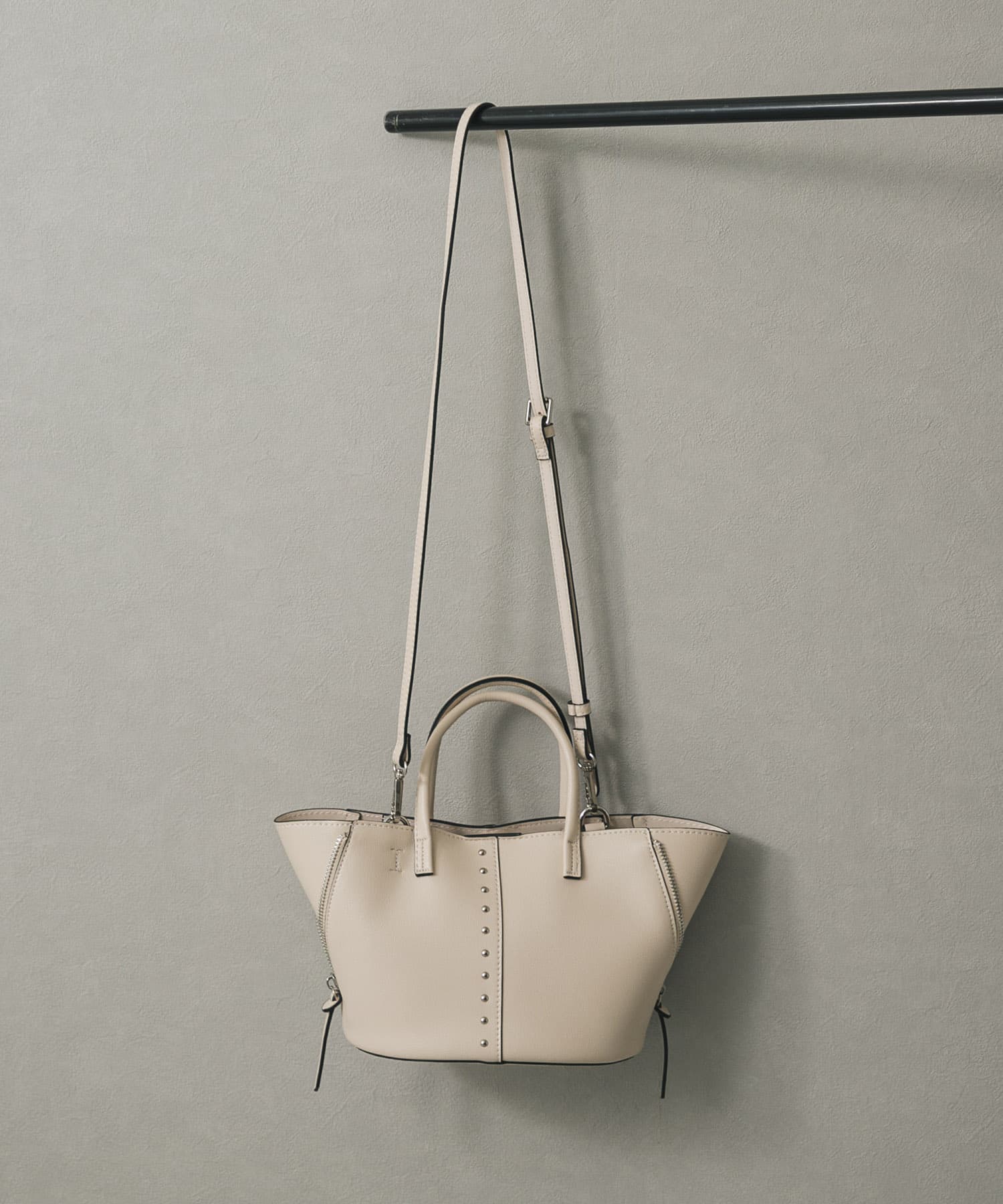 スタッズショルダーバッグ