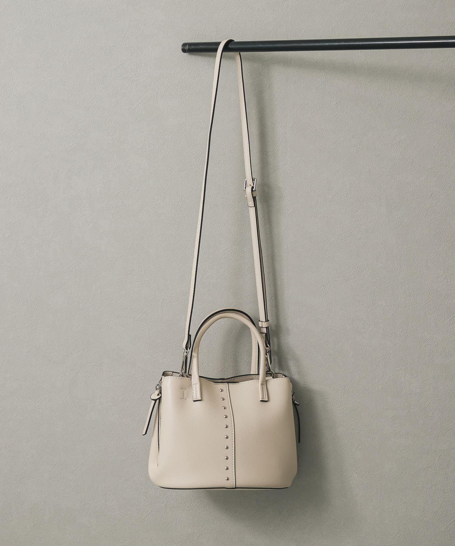 スタッズショルダーバッグ IVORY one