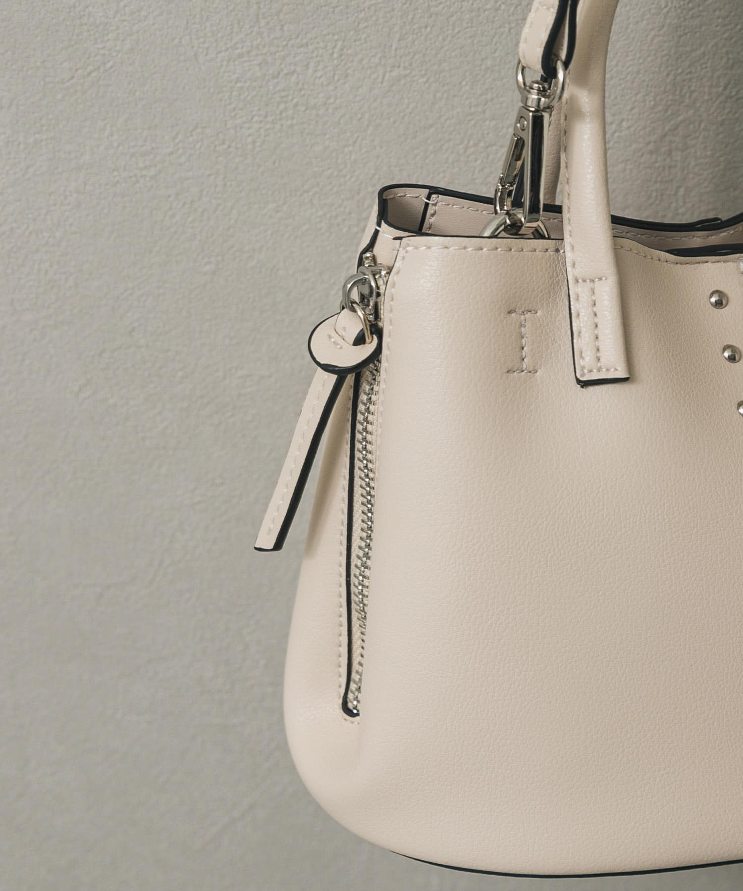 スタッズショルダーバッグ IVORY one