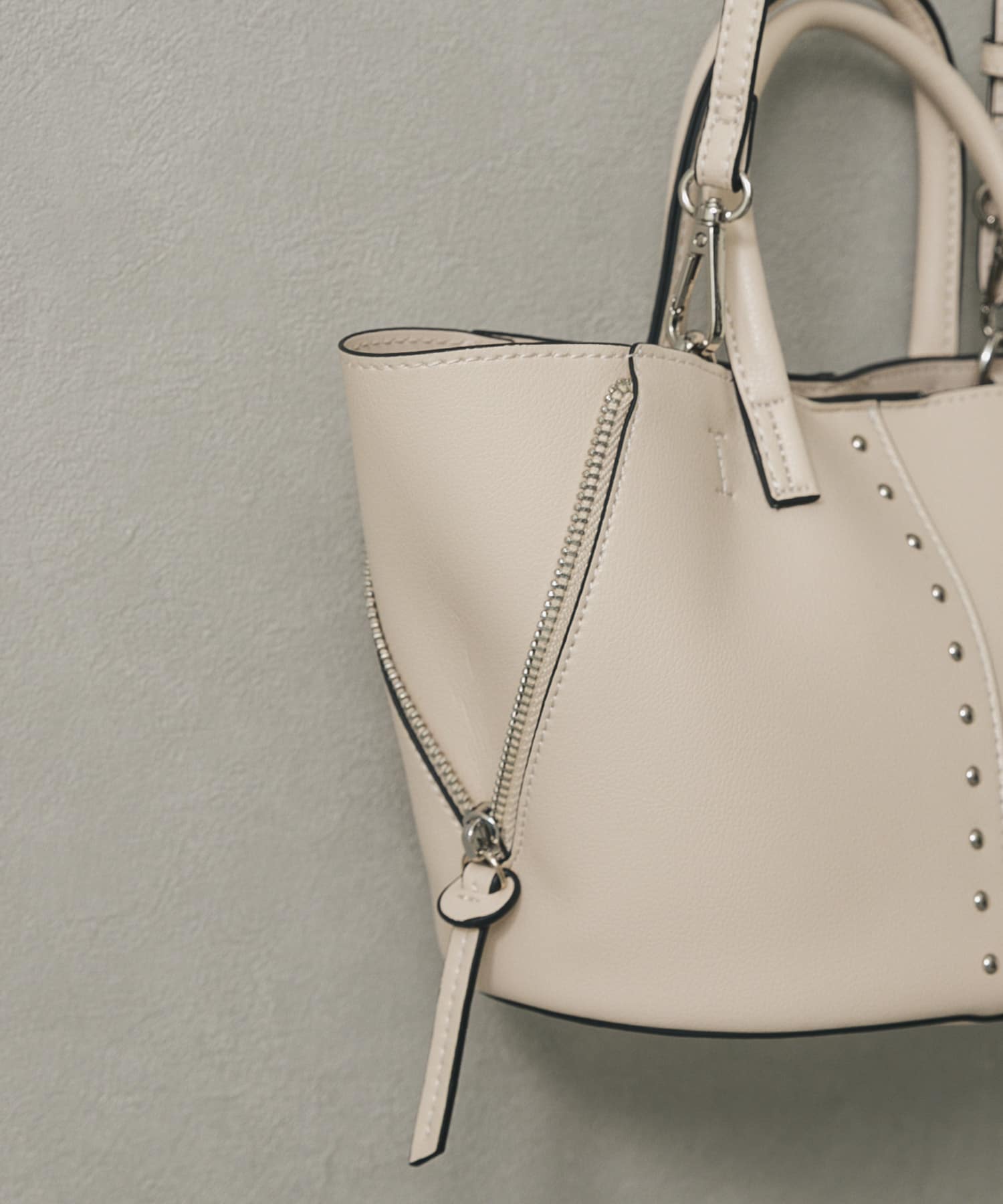 スタッズショルダーバッグ IVORY one