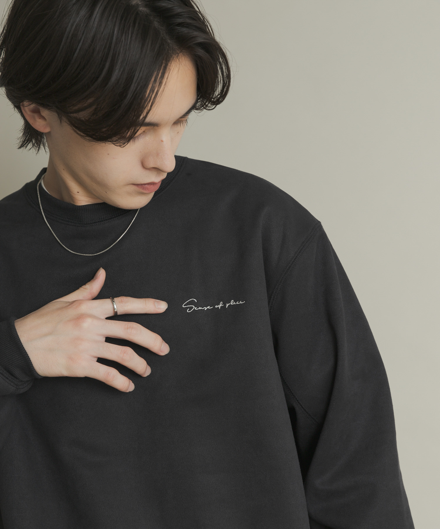 『ユニセックス』シシュウフェイクスエードクルーネックスウェット