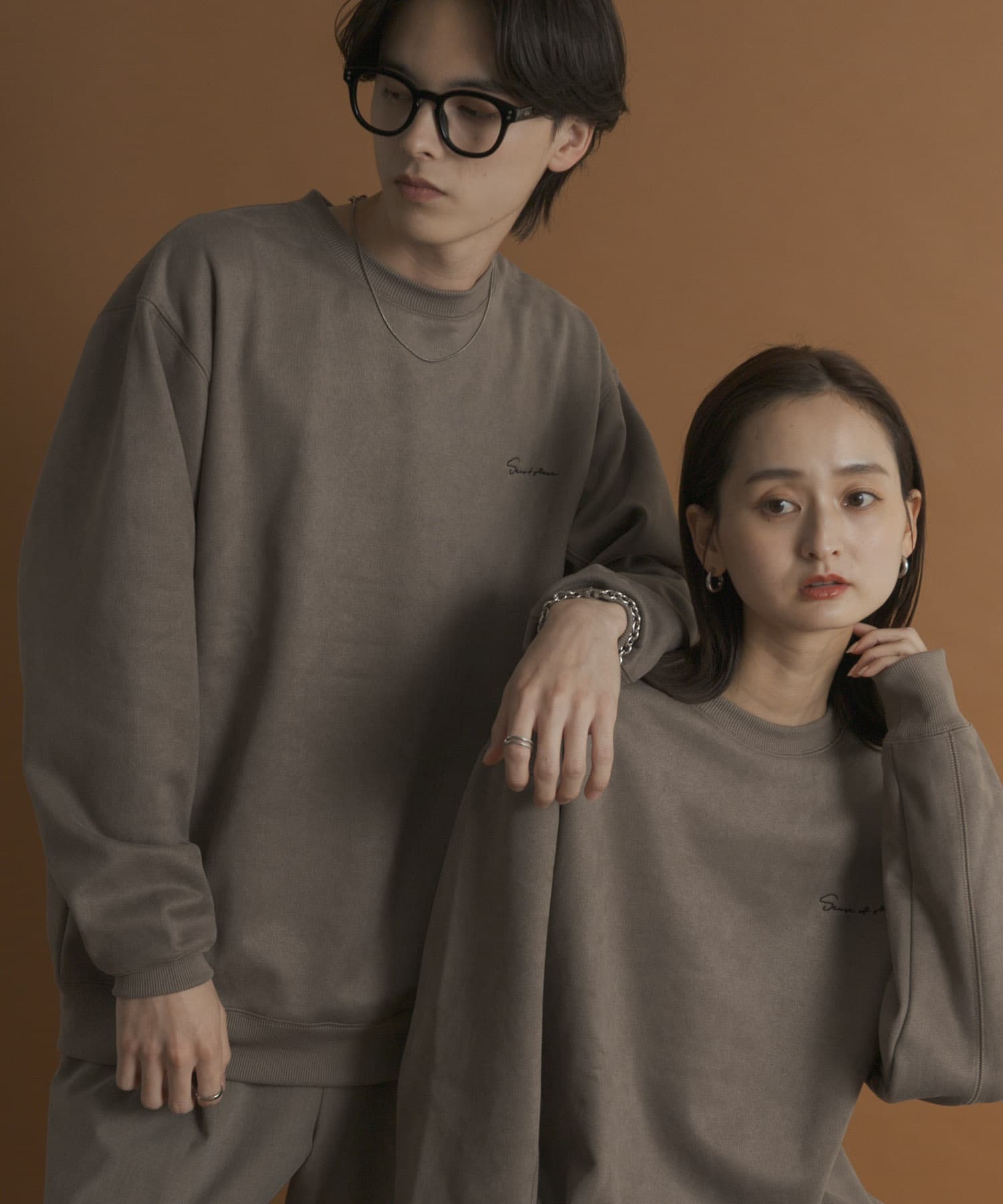『ユニセックス』シシュウフェイクスエードクルーネックスウェット