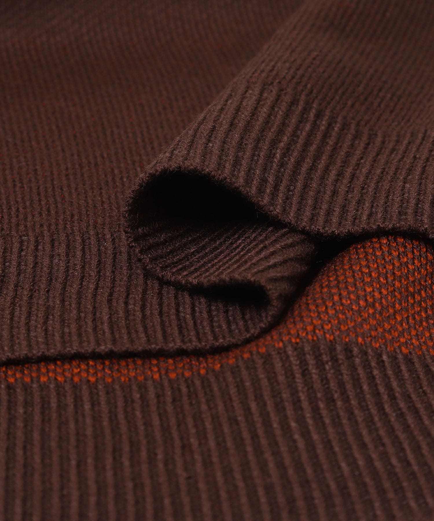 ロゴグラフィッククルーネックニット BROWN M