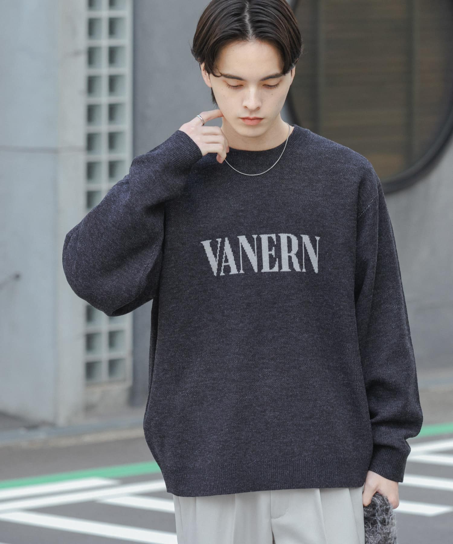 ロゴグラフィッククルーネックニット