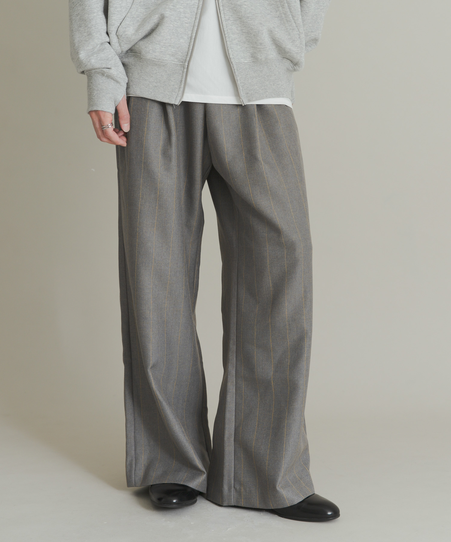 GRAY