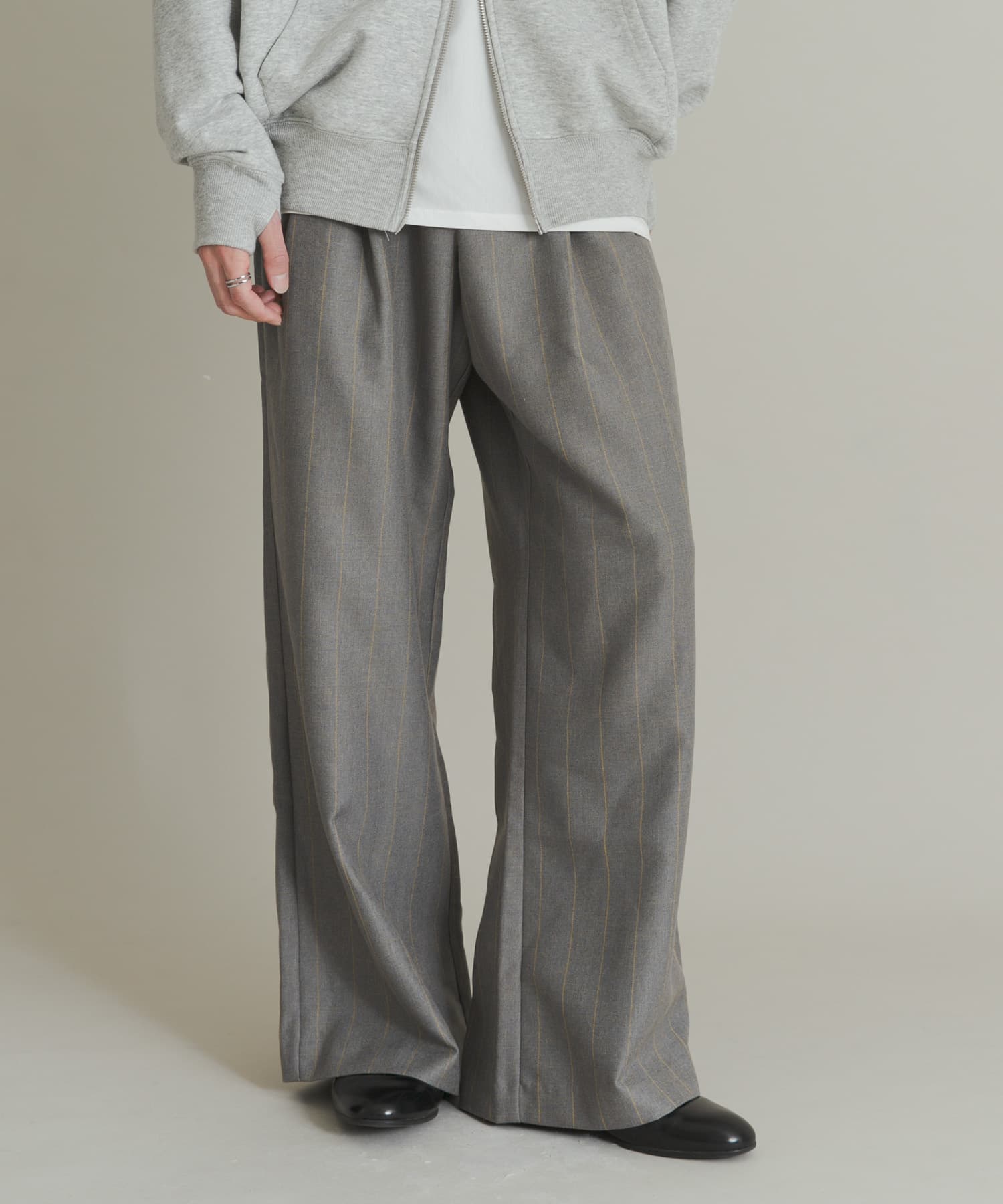 GRAY