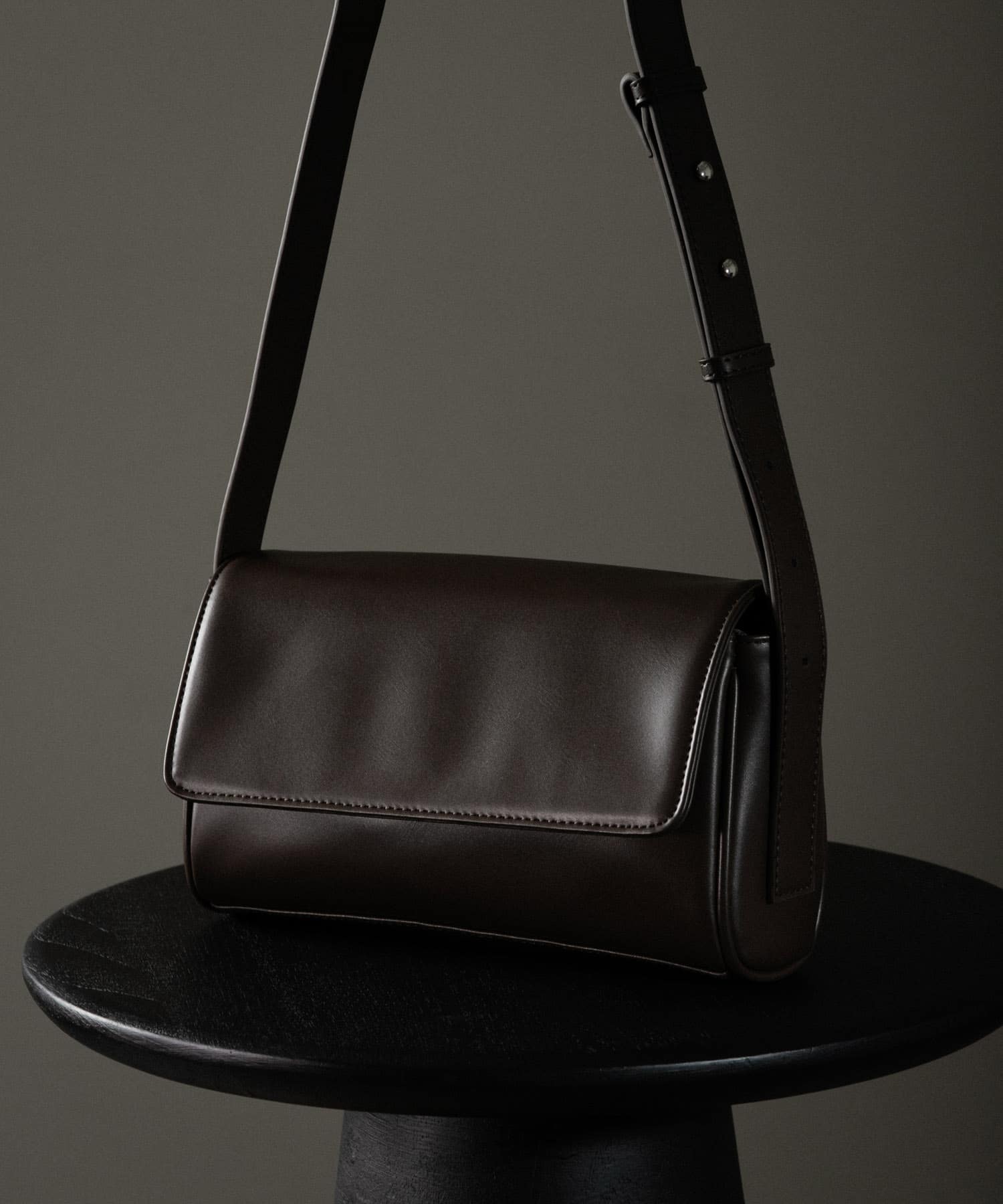 フラップショルダーバッグ