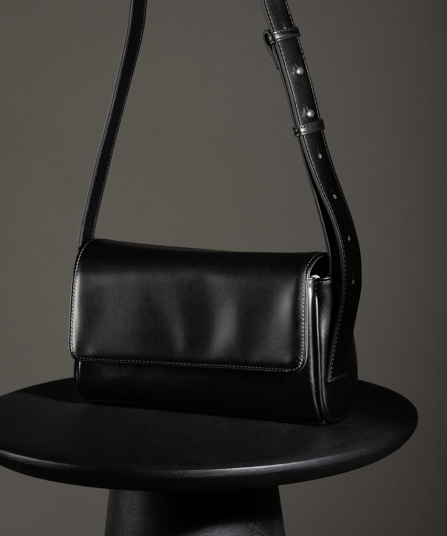 フラップショルダーバッグ