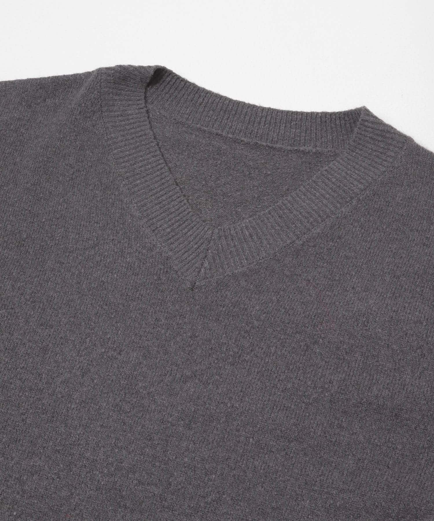 『洗濯可』サイドスリットVネックニット CHARCOAL One