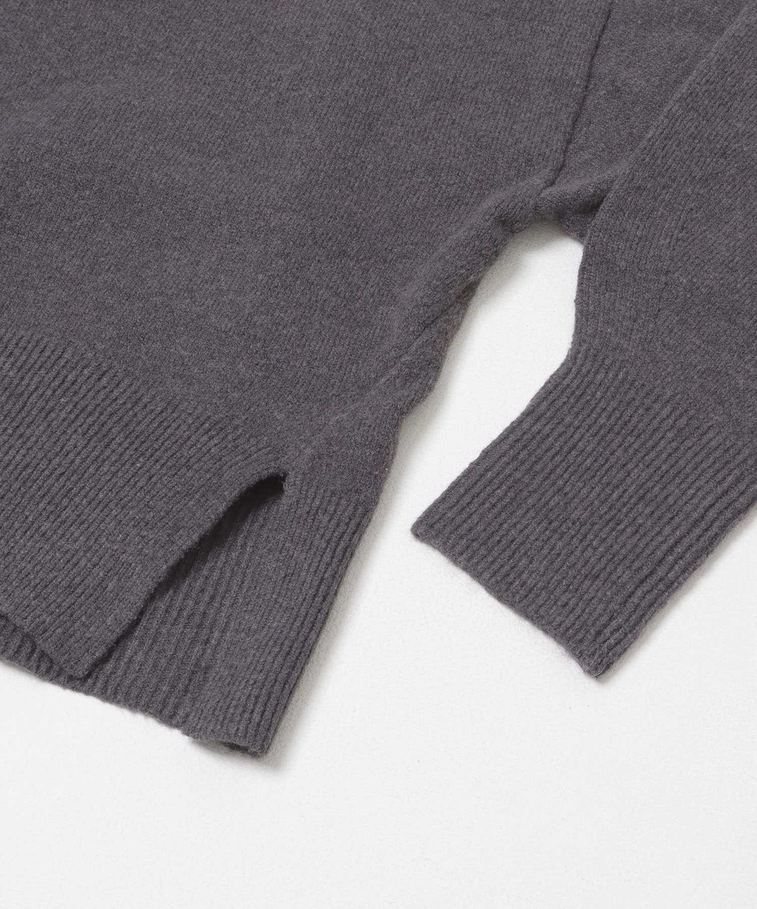『洗濯可』サイドスリットVネックニット CHARCOAL One