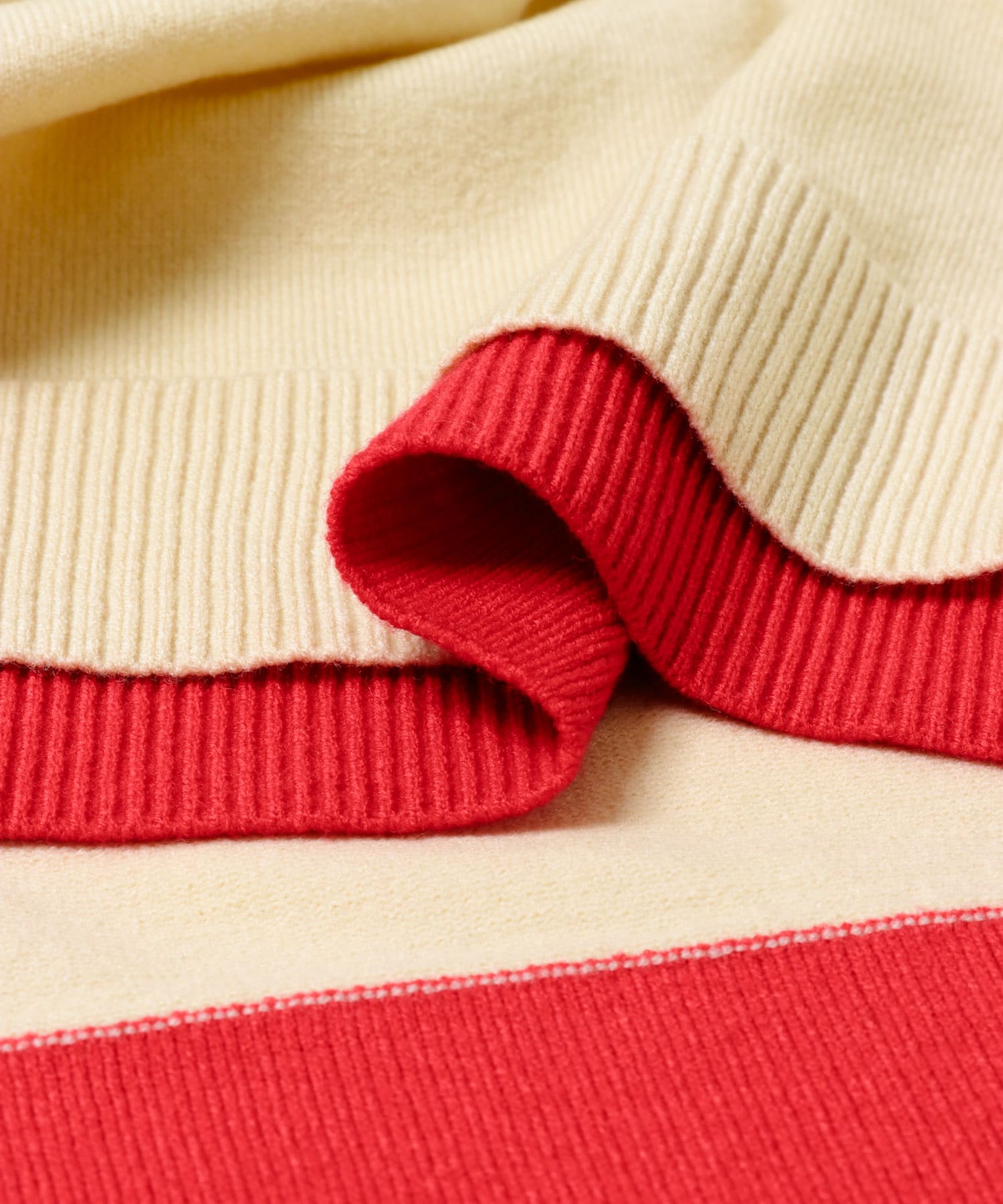 ヘンリーネックレイヤードセーター BEG×RED One