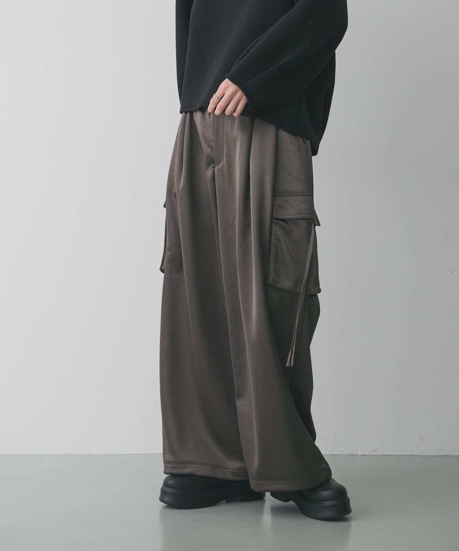 サテンカーゴパンツ