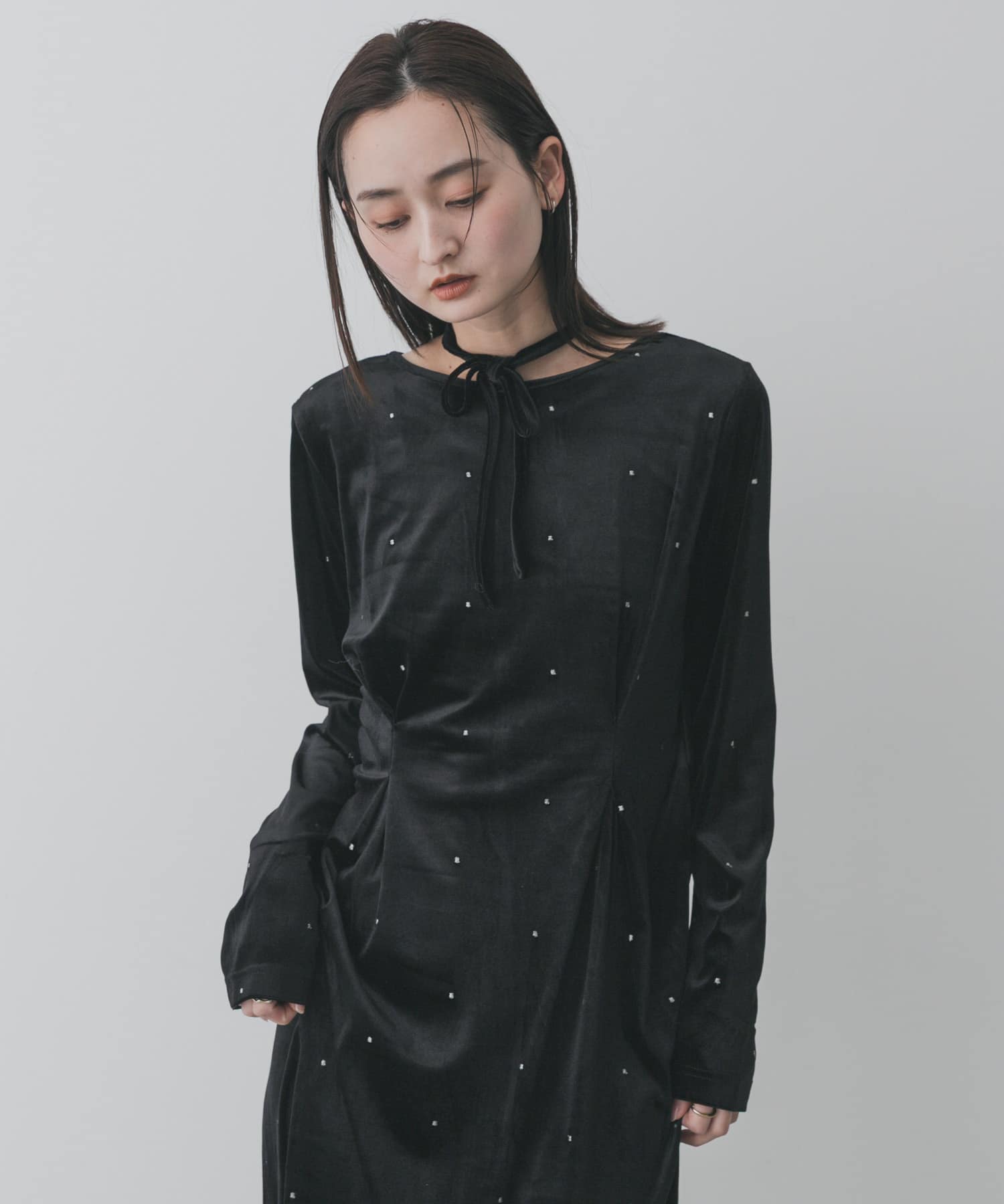 ドットシシュウベロアワンピース(COMPACT BLACK): ワンピース｜URBAN
