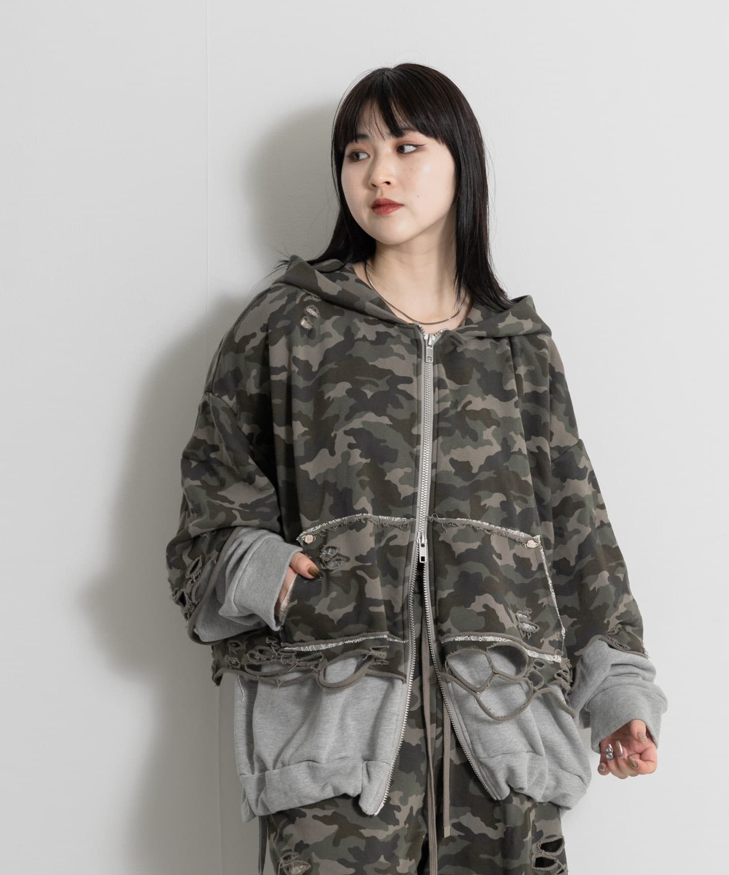 neith.tokyo Layered Crush Hoodie(Free Camo×Gray): トップス｜URBAN