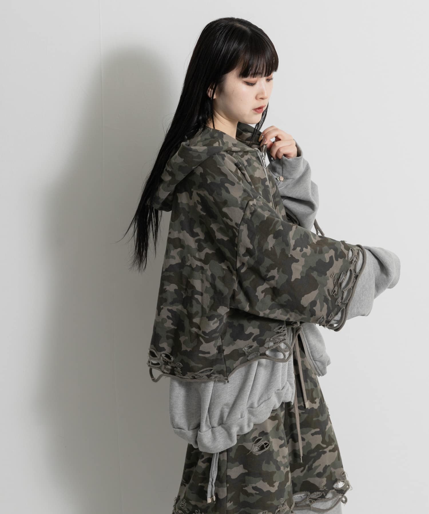 neith.tokyo Layered Crush Hoodie(Free Camo×Gray): トップス｜URBAN