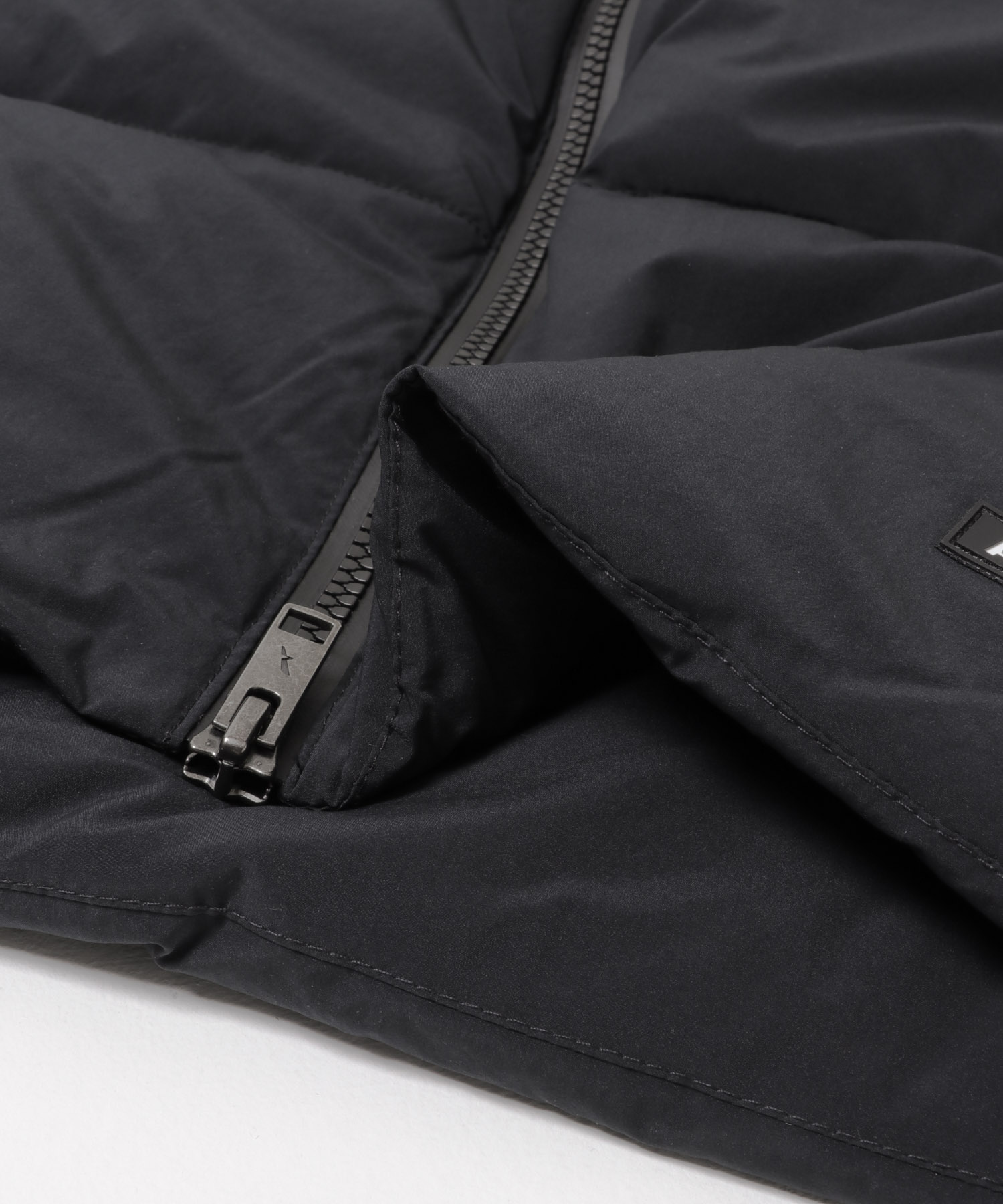 AIGLE　撥水 インサレーション ノースリーブパフジャケット NOIR 40