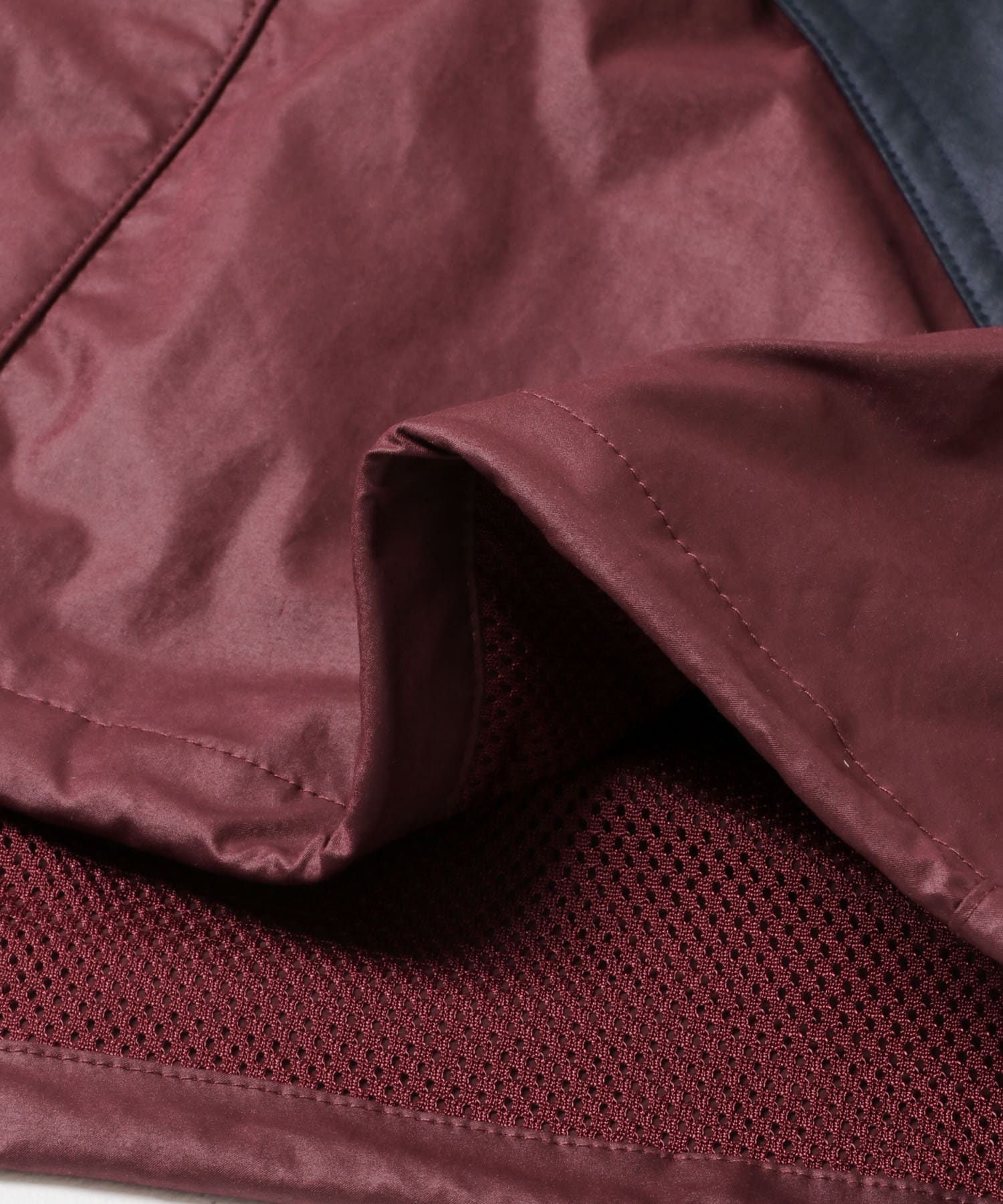 The DUFFER N NEPHEWS　HOODED WIND BREAKER WAX WINE/NAVY M