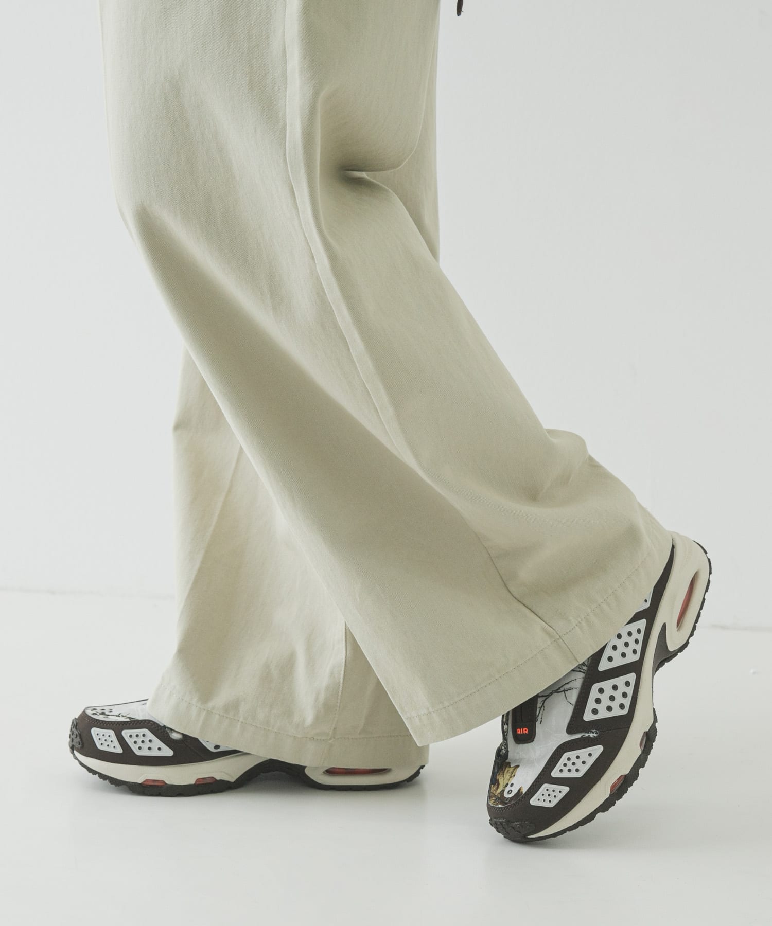 NIKE　エア マックス SNDR LT OREWOOD 23.5