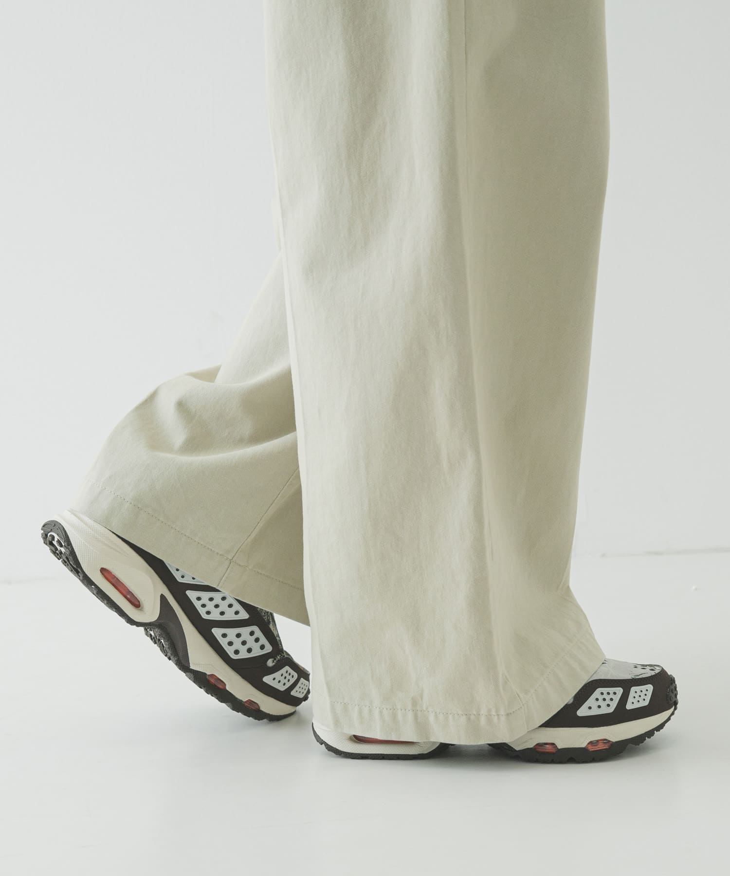 NIKE　エア マックス SNDR LT OREWOOD 23.5