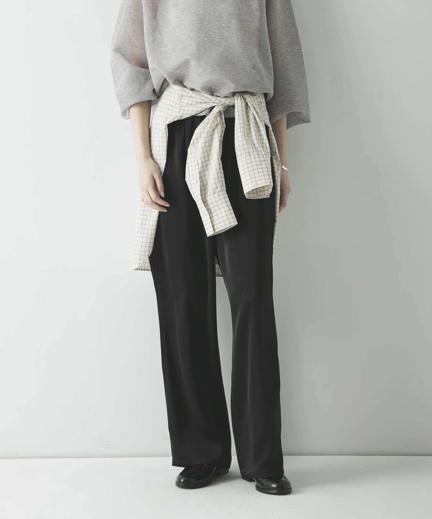 サテンイージーセミフレアパンツ