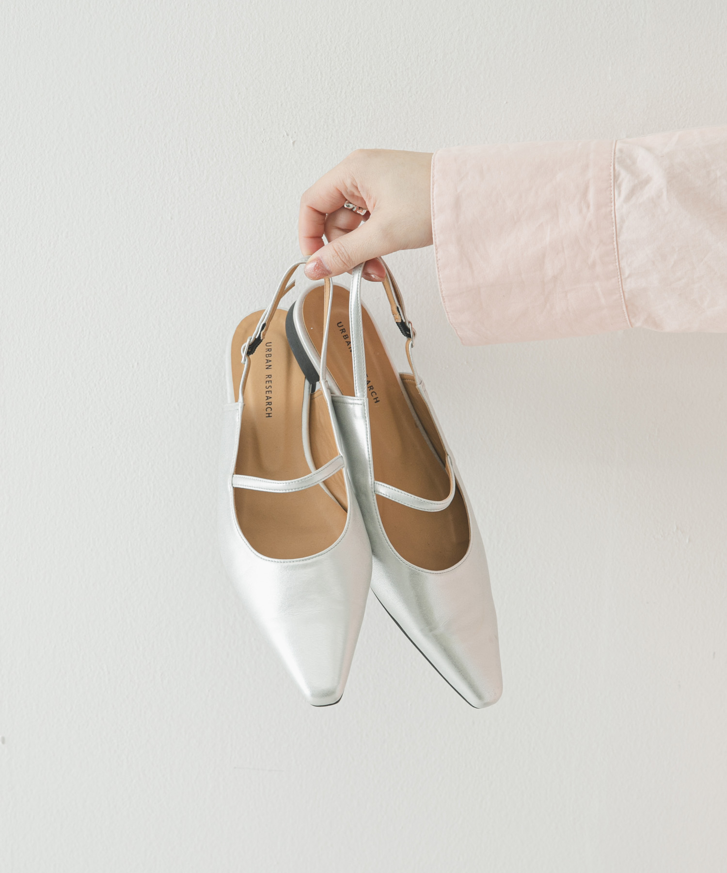 ポインテッドバックストラップシューズ