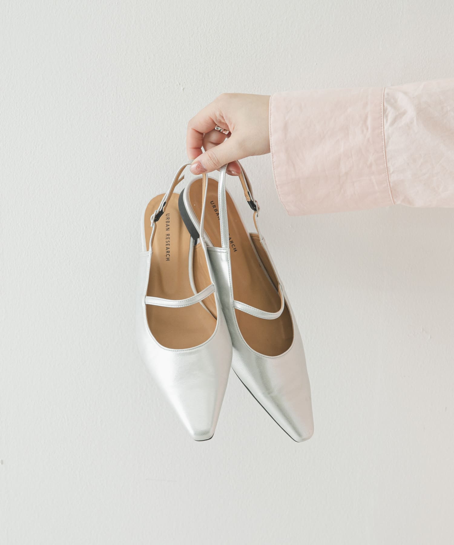 ポインテッドバックストラップシューズ