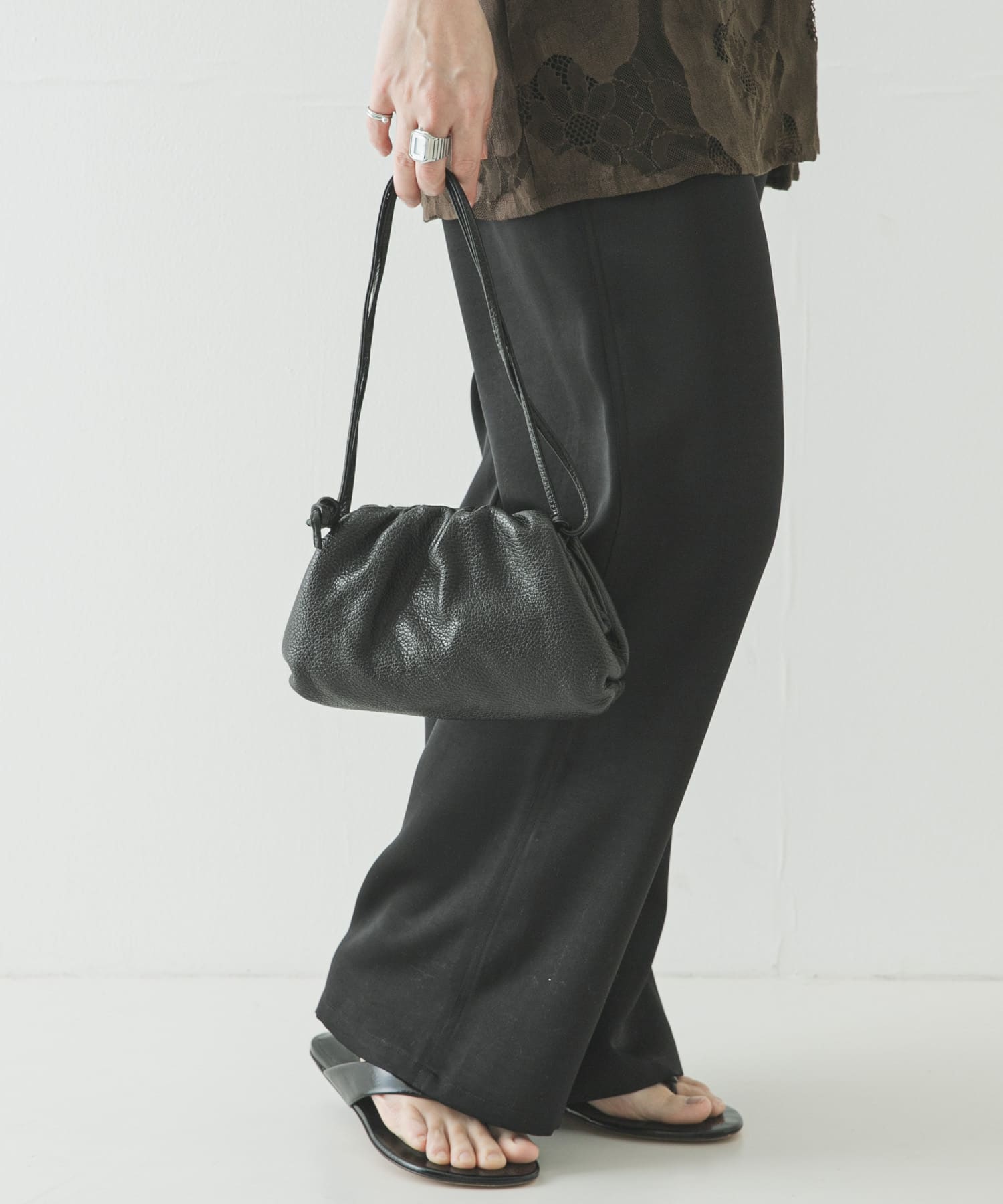 レザーショルダーバッグ