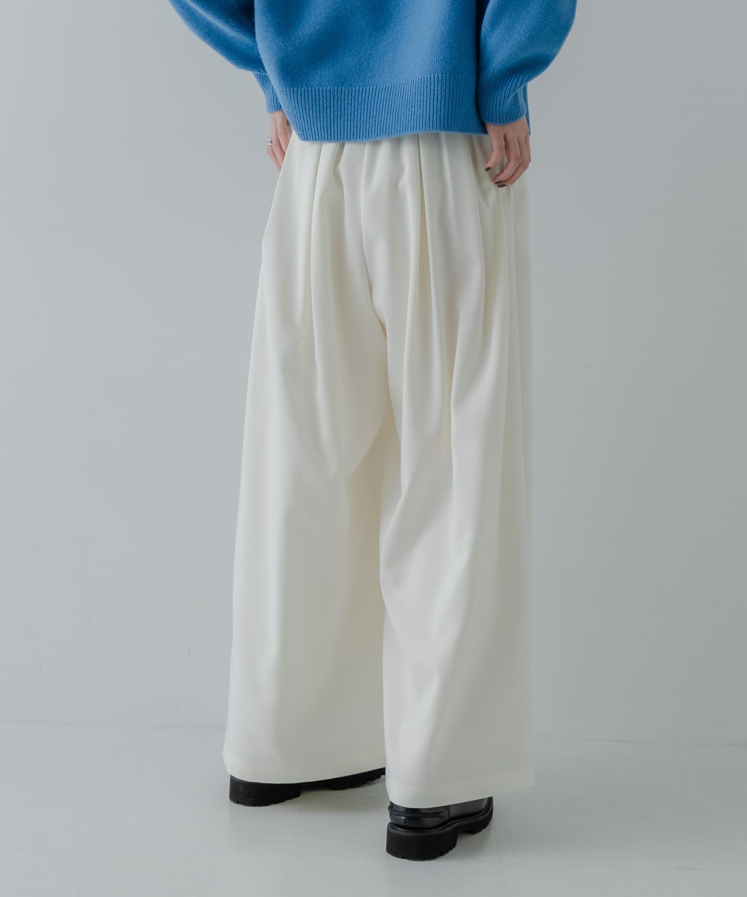 OFF WHITE