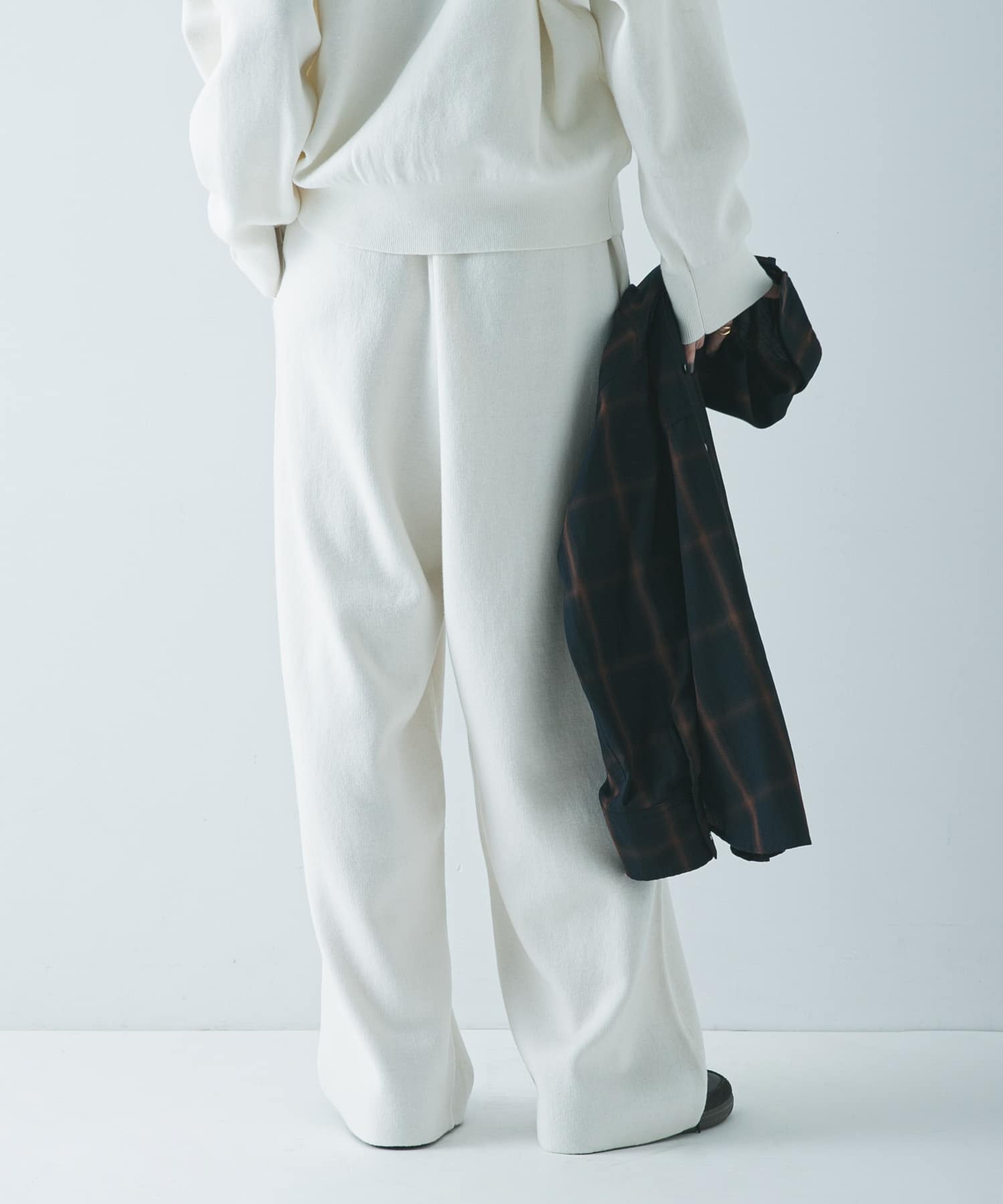 OFF WHITE