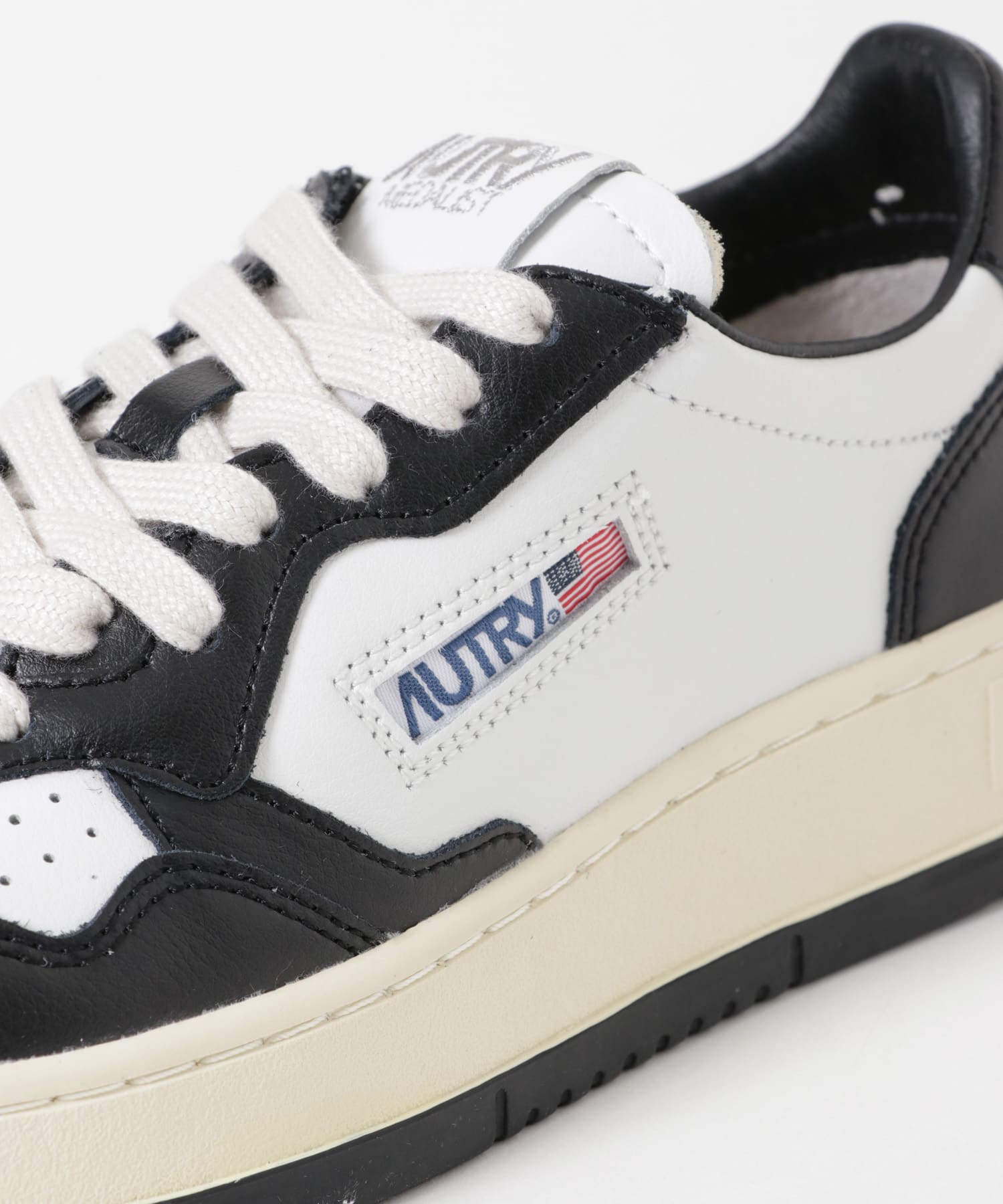 AUTRY　MEDALIST LOW WHT/BLACK 37