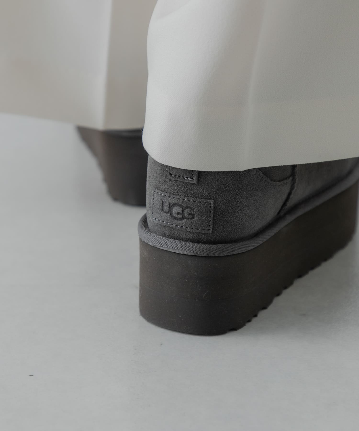 UGG　ULTRA MINI PLATFORM CHARCOAL 22