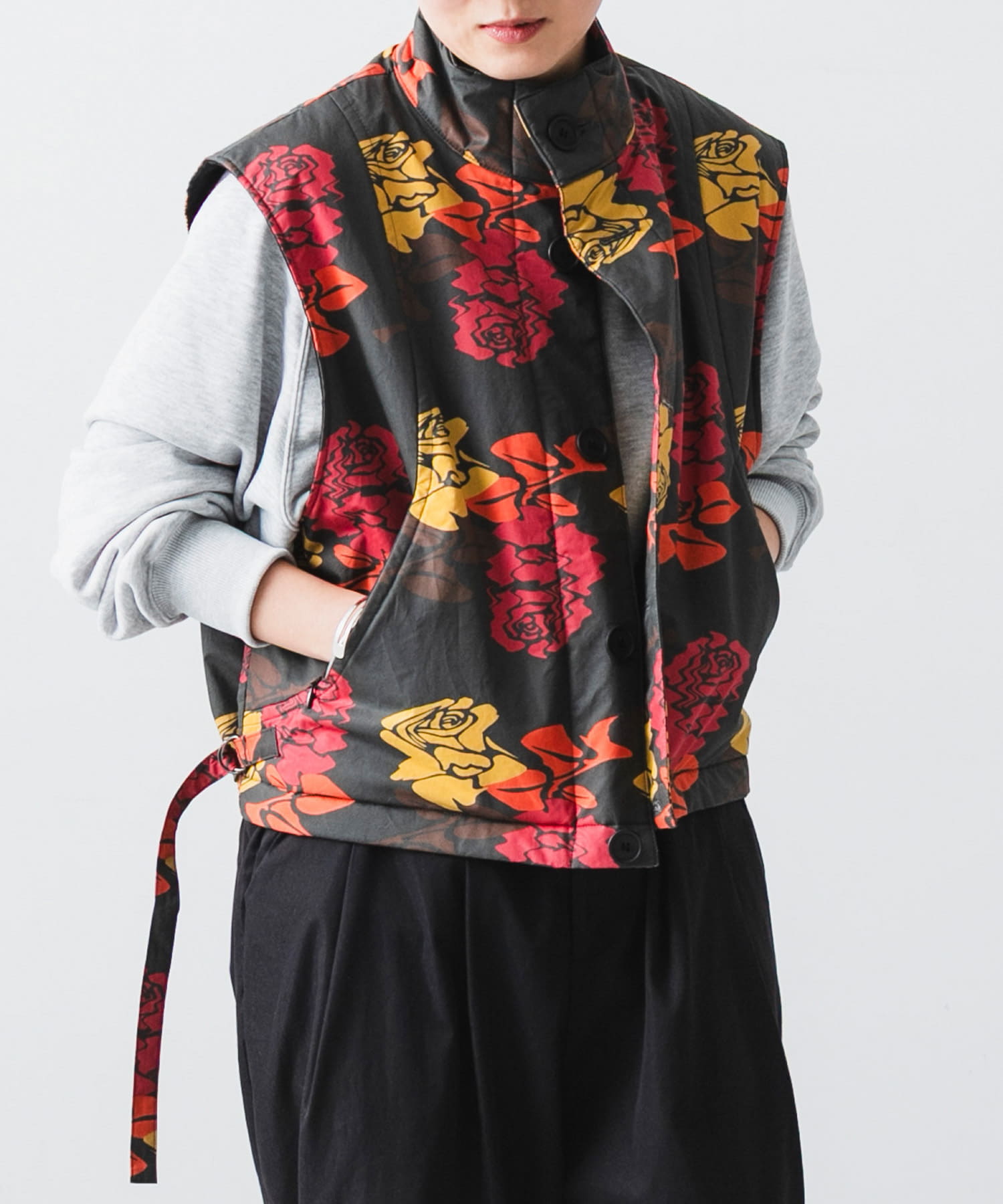 COGNOMEN　W.FANTASISTA FLOWER VEST CHARCOAL Free