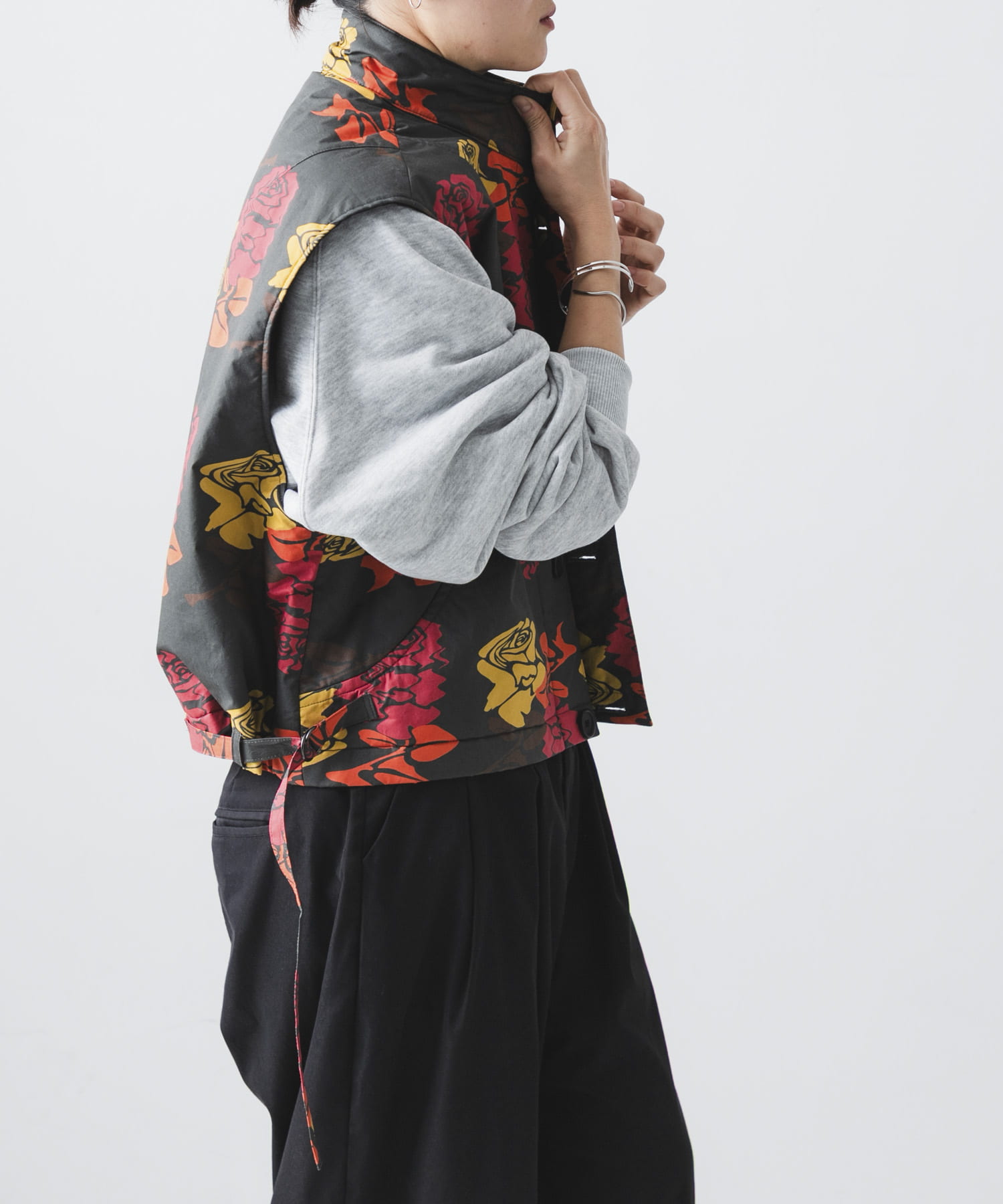 COGNOMEN　W.FANTASISTA FLOWER VEST CHARCOAL Free