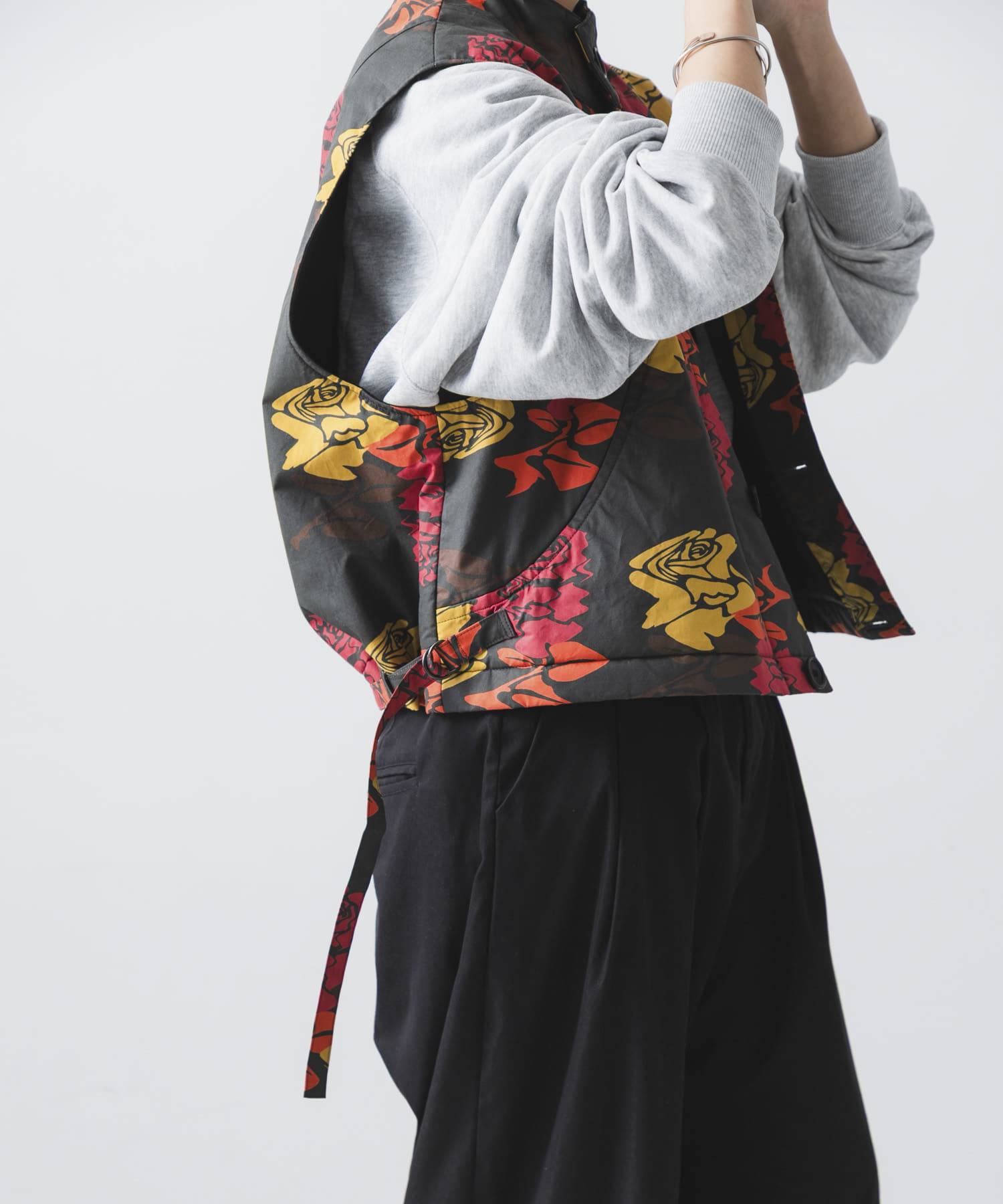COGNOMEN　W.FANTASISTA FLOWER VEST CHARCOAL Free