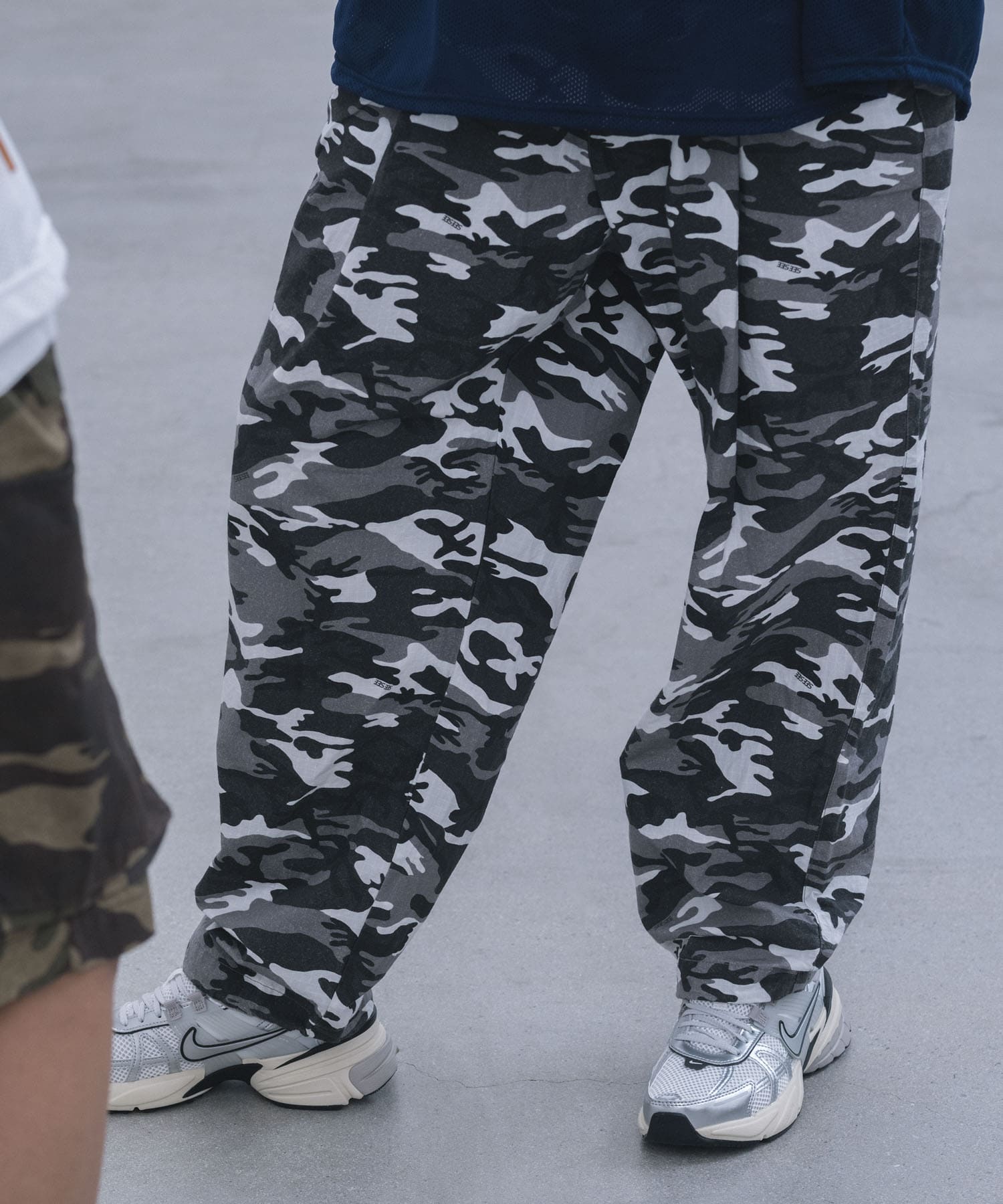 SEE SEE　WIDE TAPERED EASY PANTS BLACK CAMO M