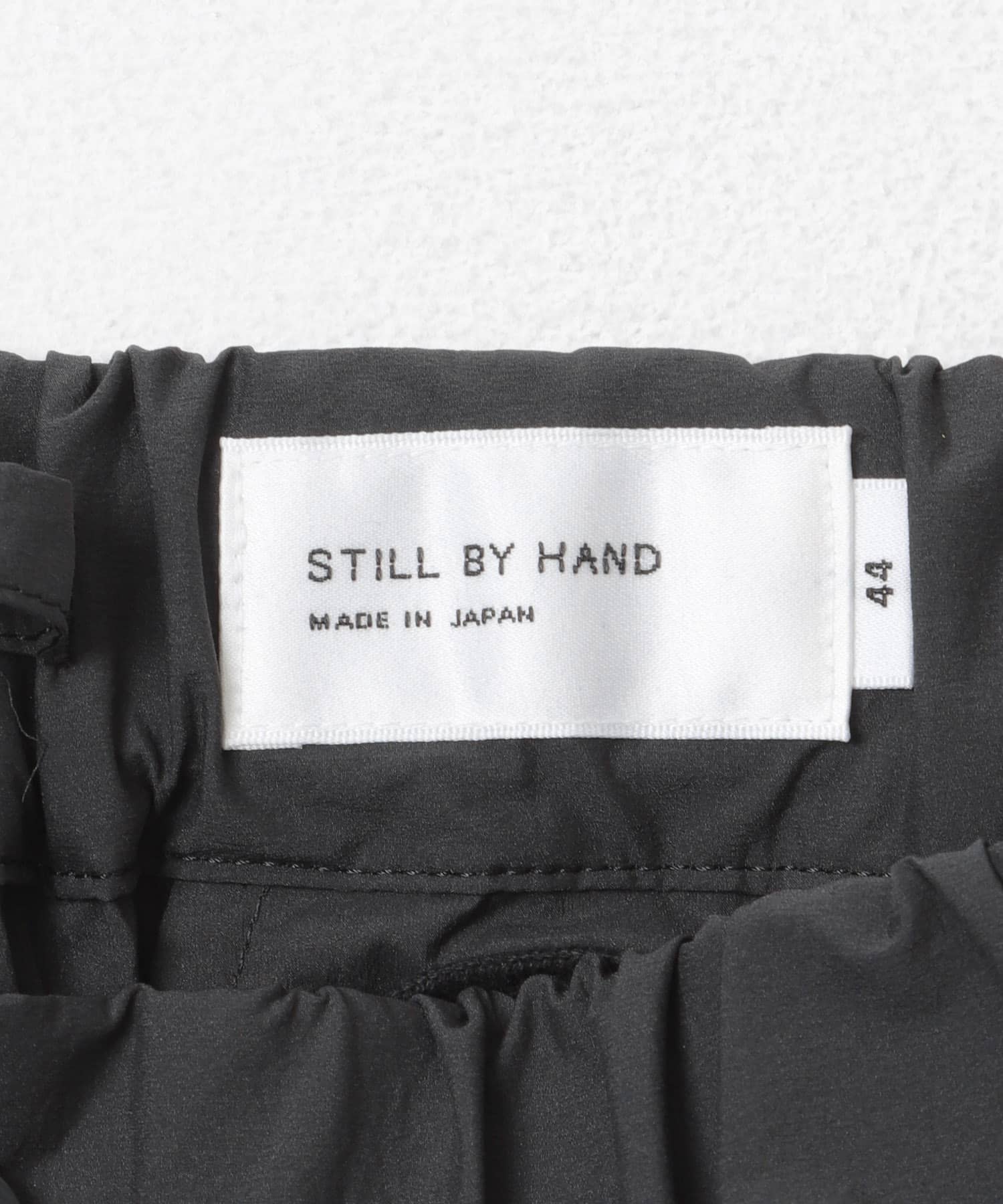 STILL BY HAND　ナイロンテーパードパンツ CHARCOAL 44