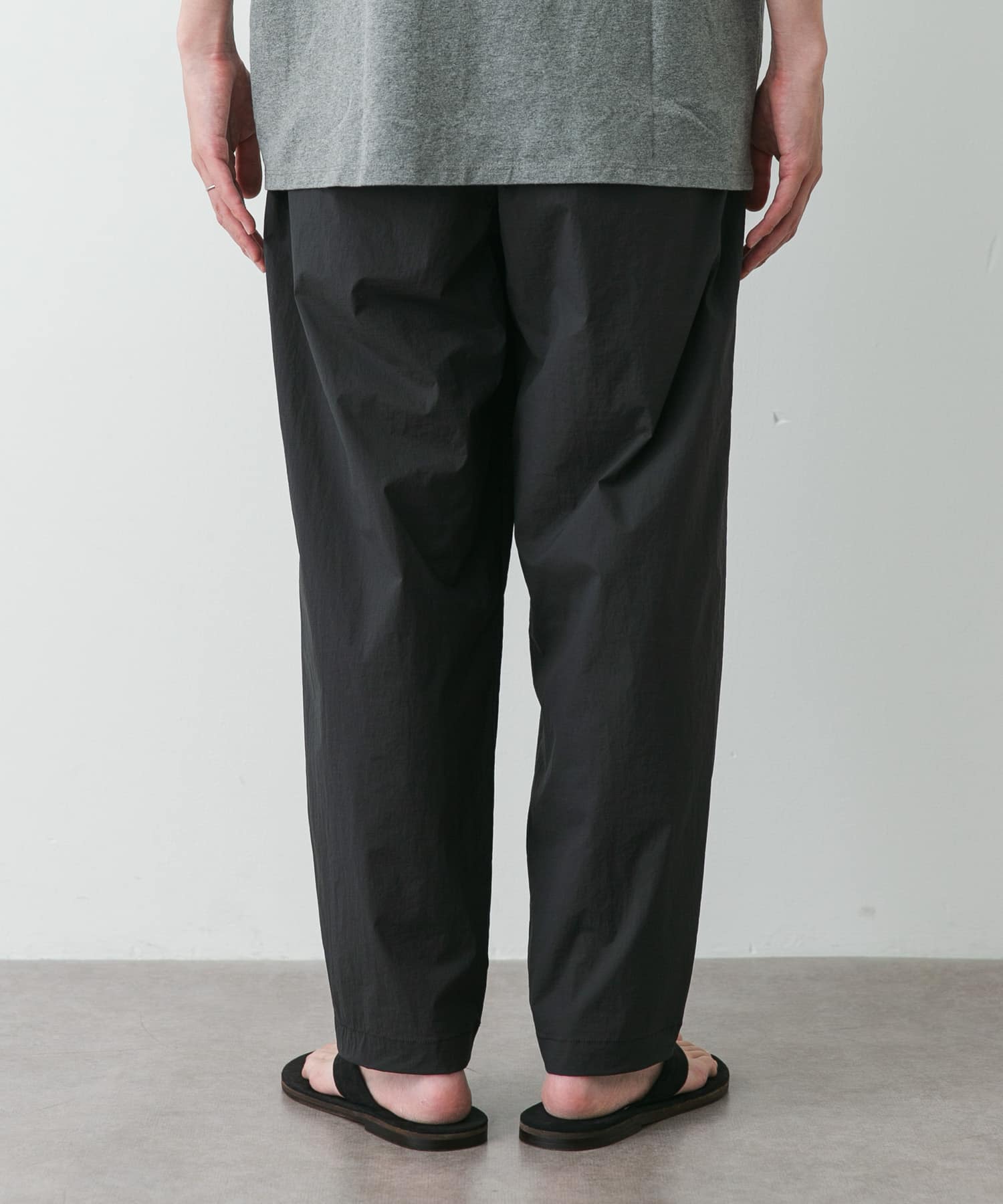 STILL BY HAND ナイロンテーパードパンツ(44 BLACK): ボトム｜URBAN