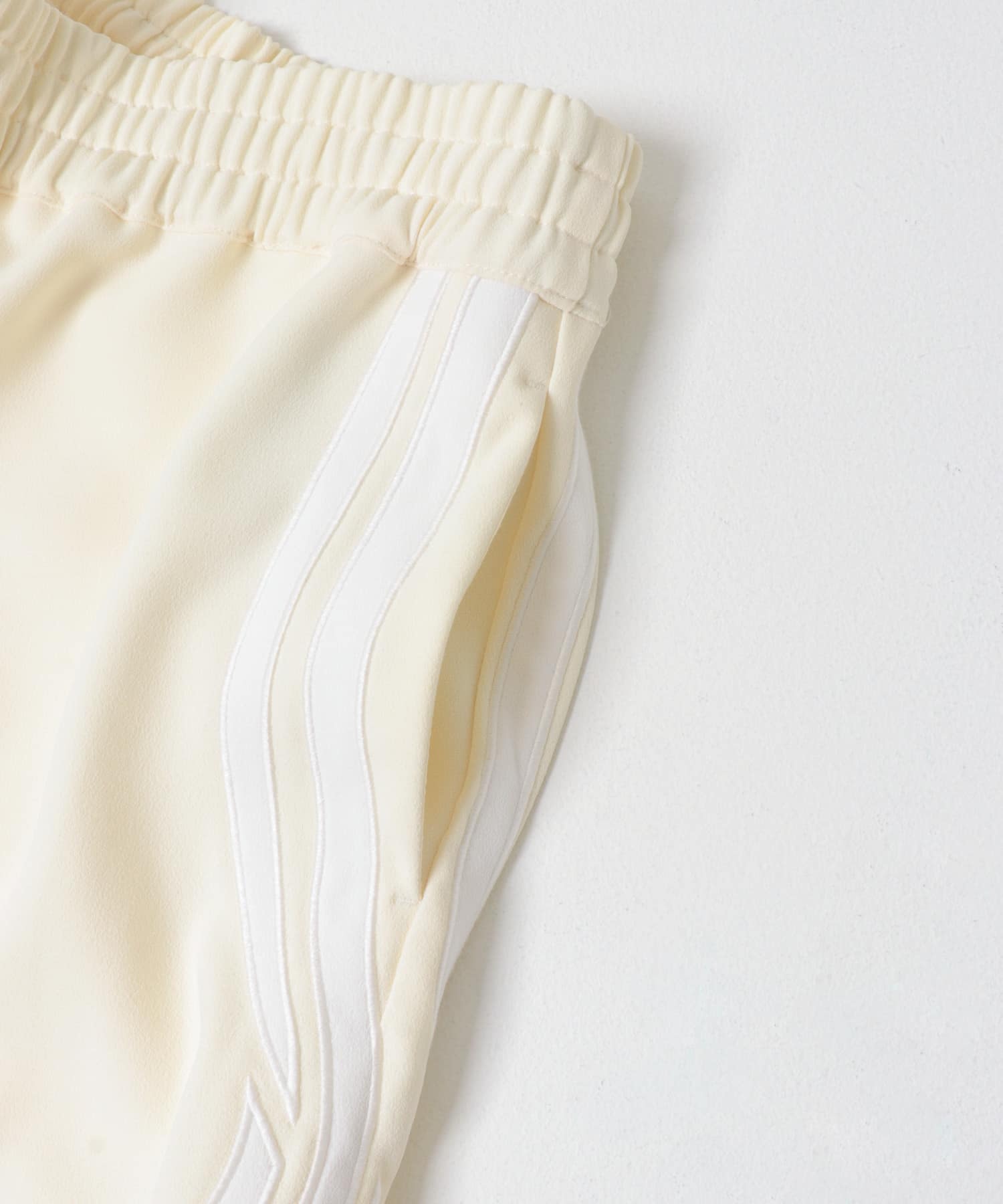 LAYAS　JOURSEY TRACK PANTS WHITE One