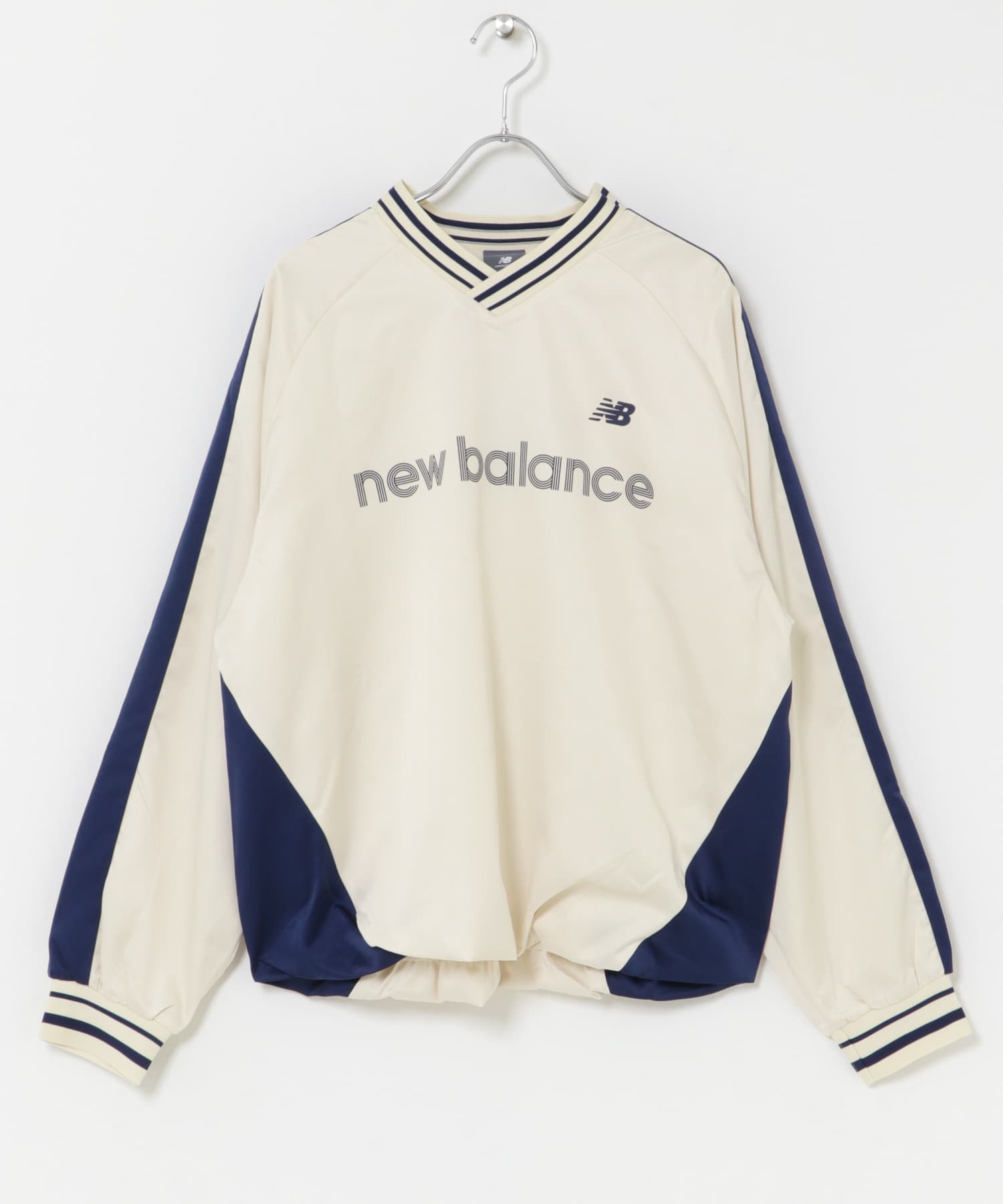 NEW BALANCE　サテンウーブンプルオーバー