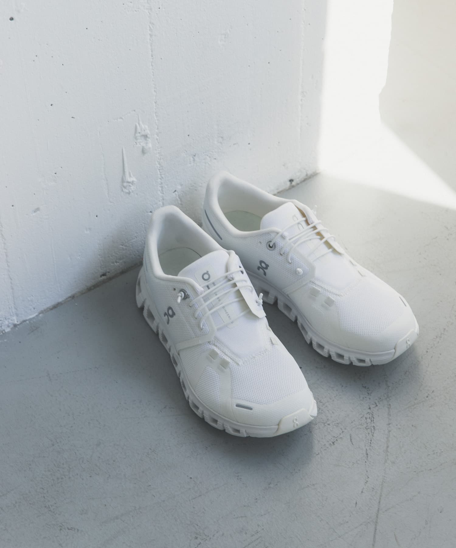 On　CLOUD 6 WHT/WHT 23.5