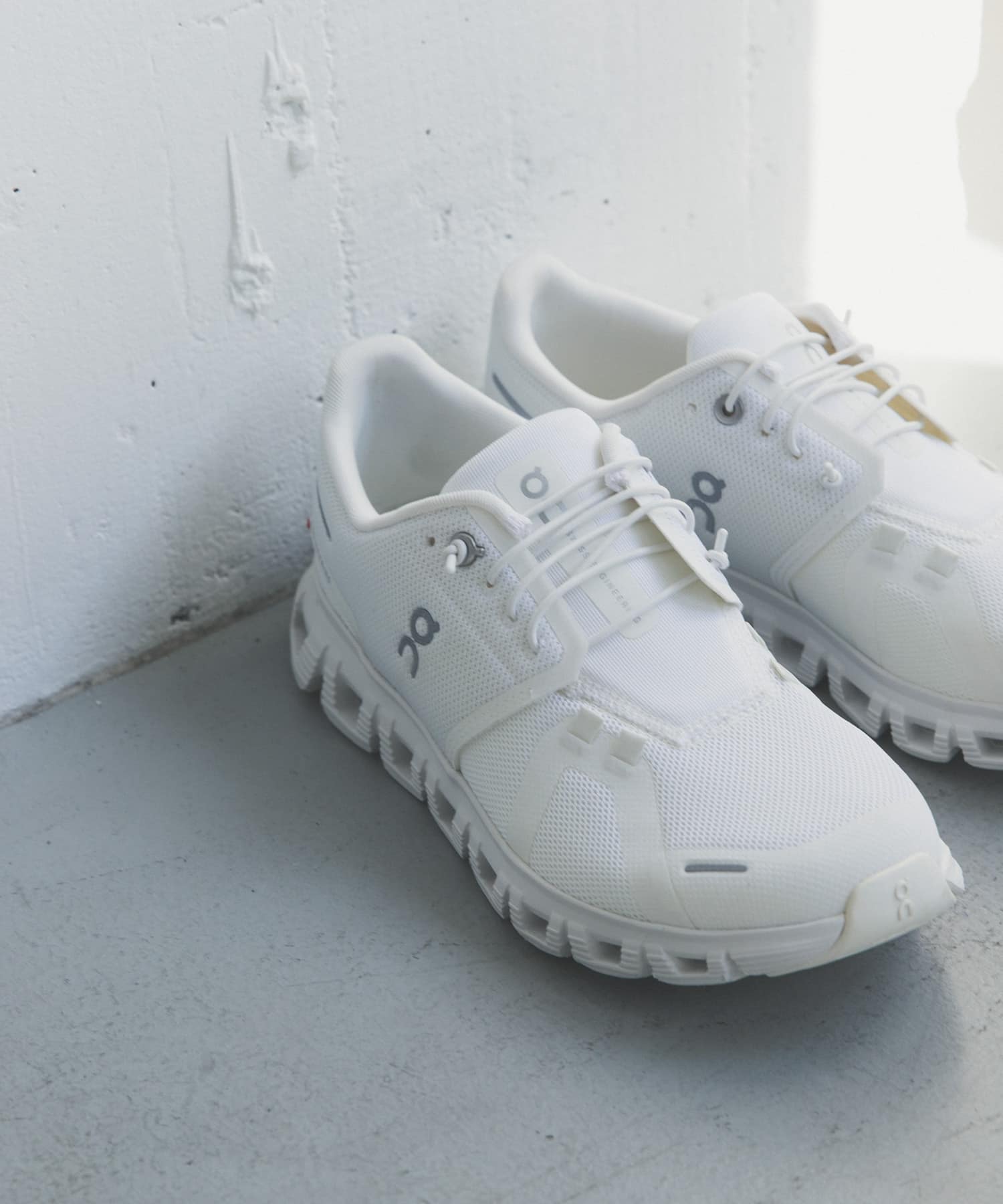 On　CLOUD 6 WHT/WHT 23.5