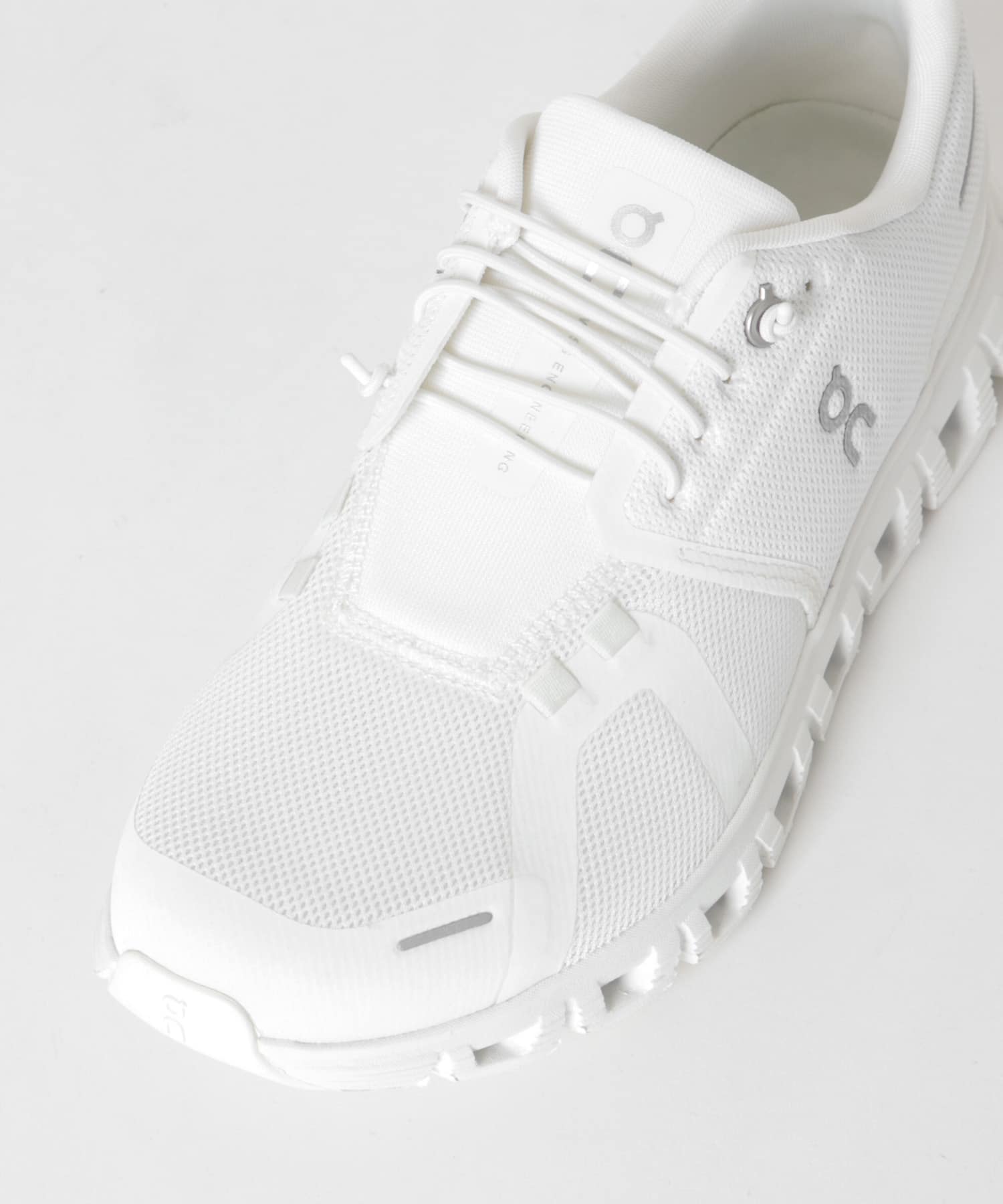 On　CLOUD 6 WHT/WHT 23.5