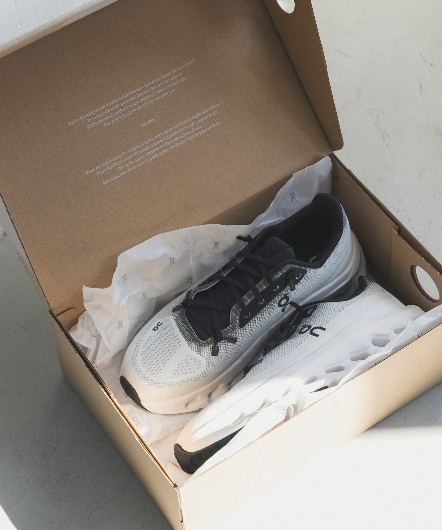 On　CLOUD TILT BLK/IVO 23.5