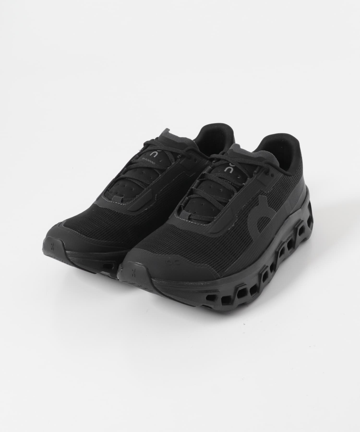 On　CLOUD MONSTER VOID BLK/BLK 23.5
