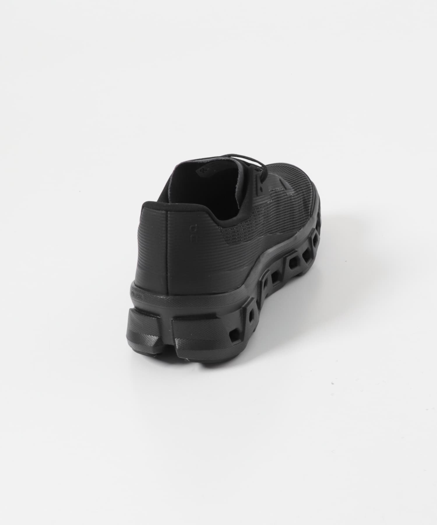 On　CLOUD MONSTER VOID BLK/BLK 23.5