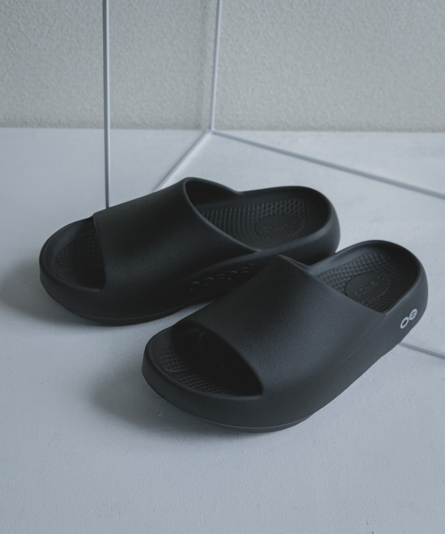 OOFOS　OOAHH+ BLACK 26