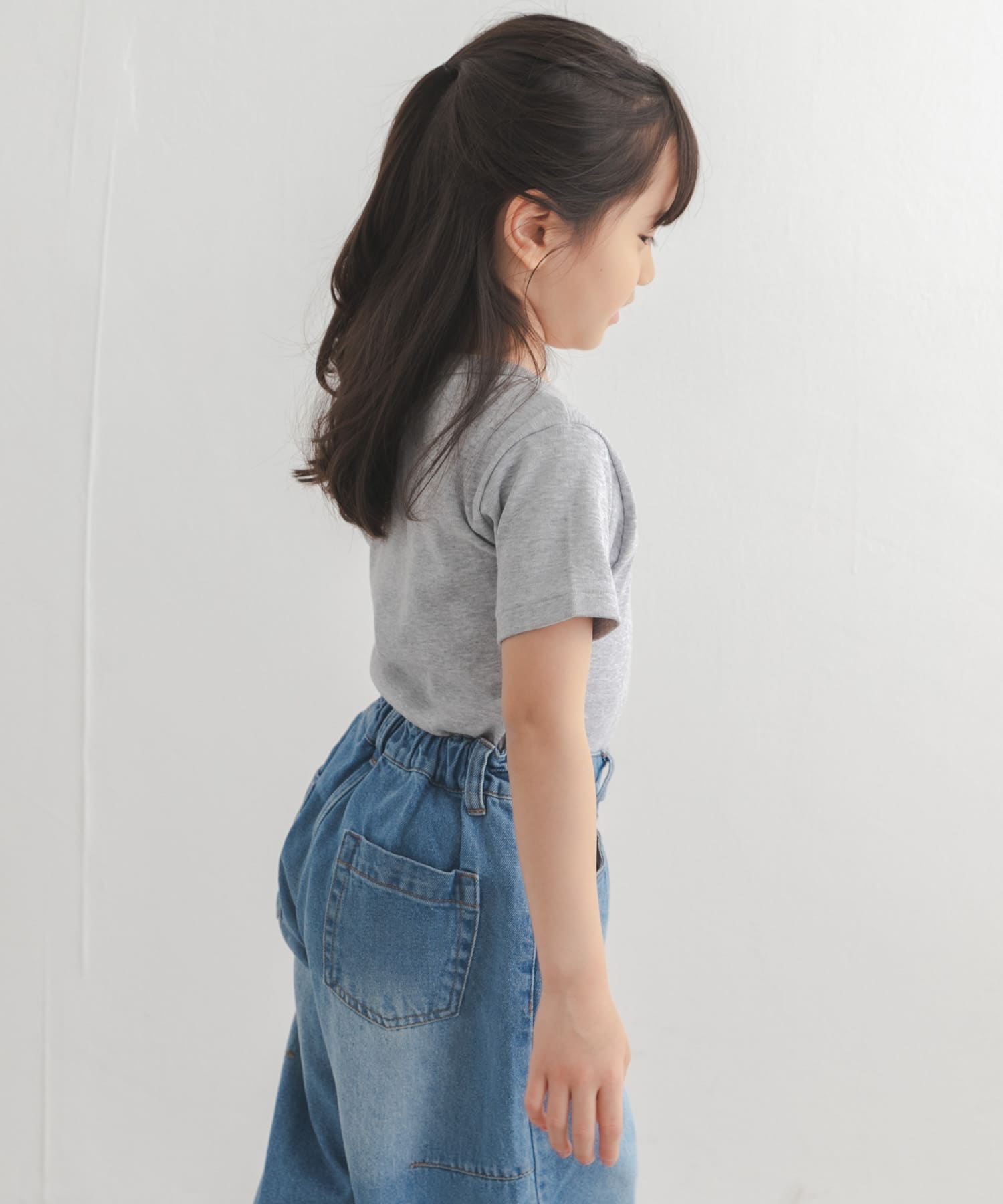グレー