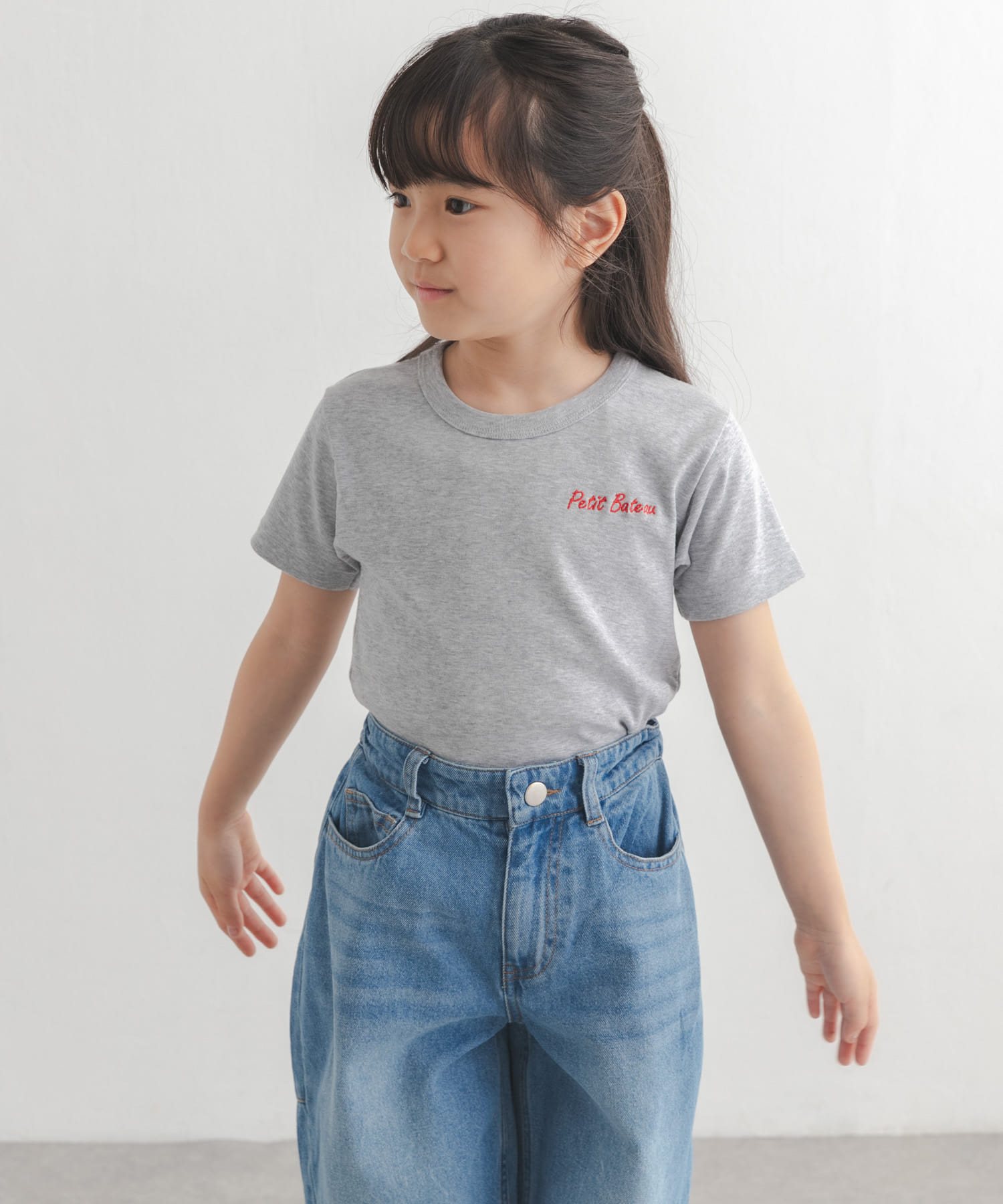 グレー